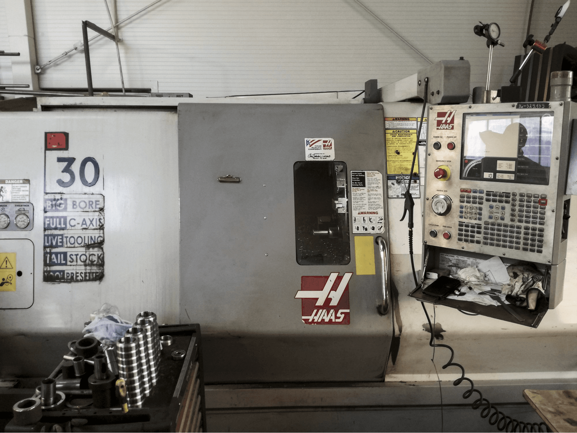 Widok z przodu maszyny HAAS SL-30TBHE