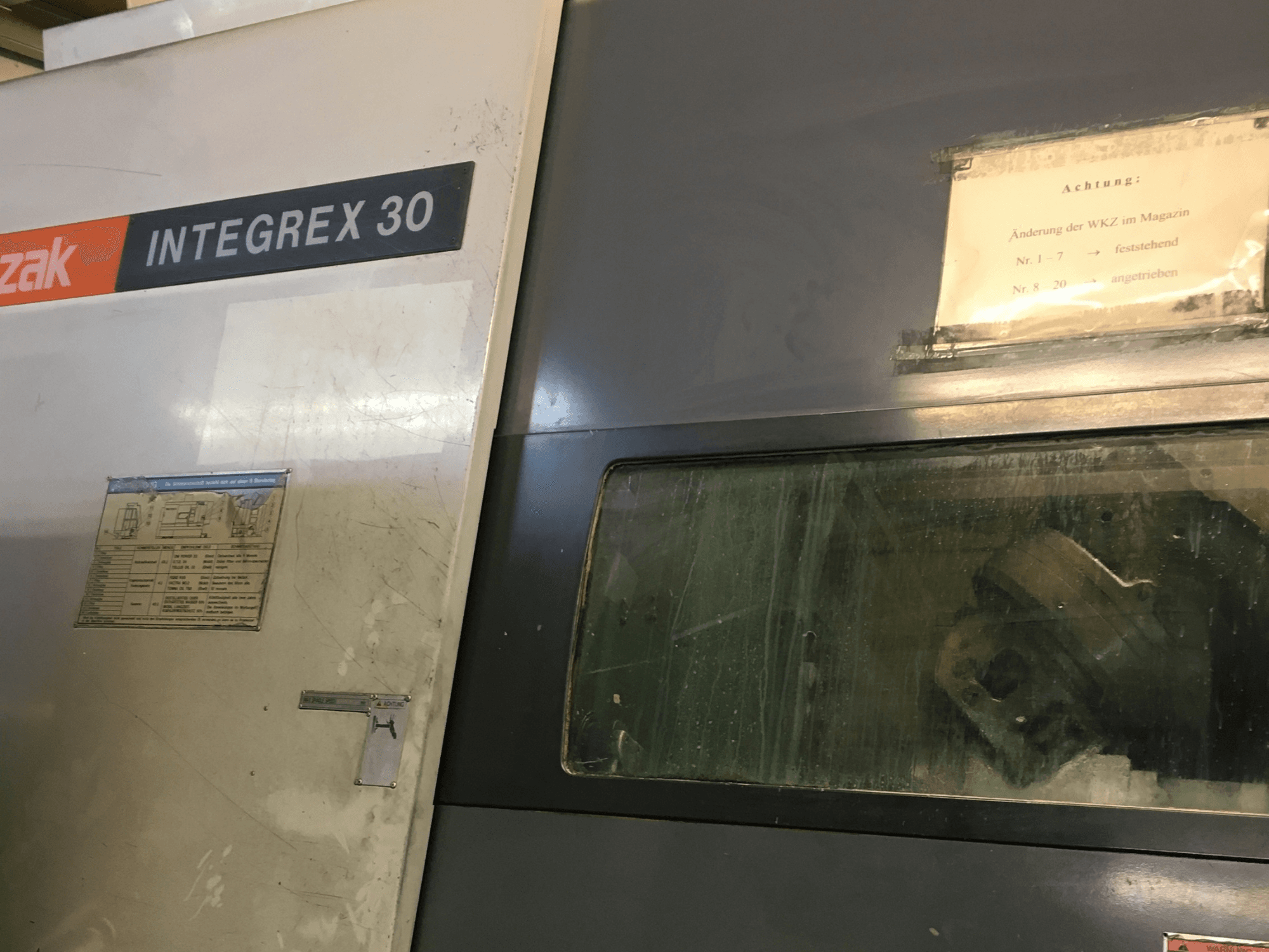 Widok z przodu centrum tokarsko-frezarskiego Mazak Integrex 30 Y Universal 1000, przedstawiający elementy sterujące oraz narzędzia widoczne przez okienko.