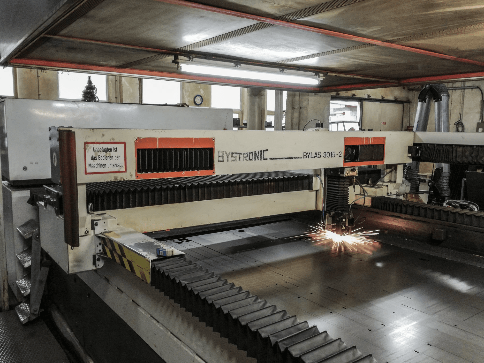 Widok z lewej 1 maszyny Bystronic Bylas 3015-2