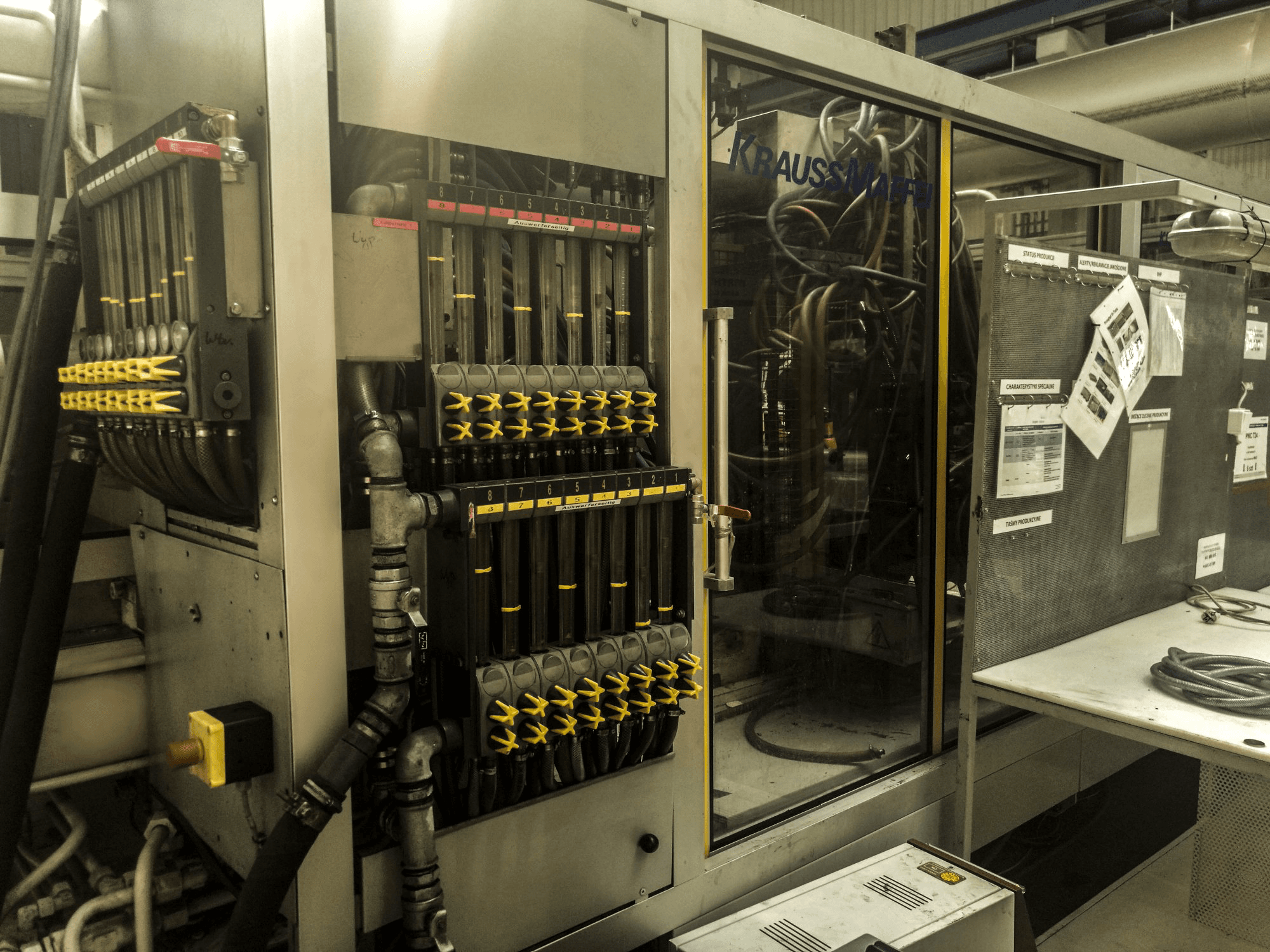 Widok z przodu maszyny Krauss Maffei 800-8000 MC