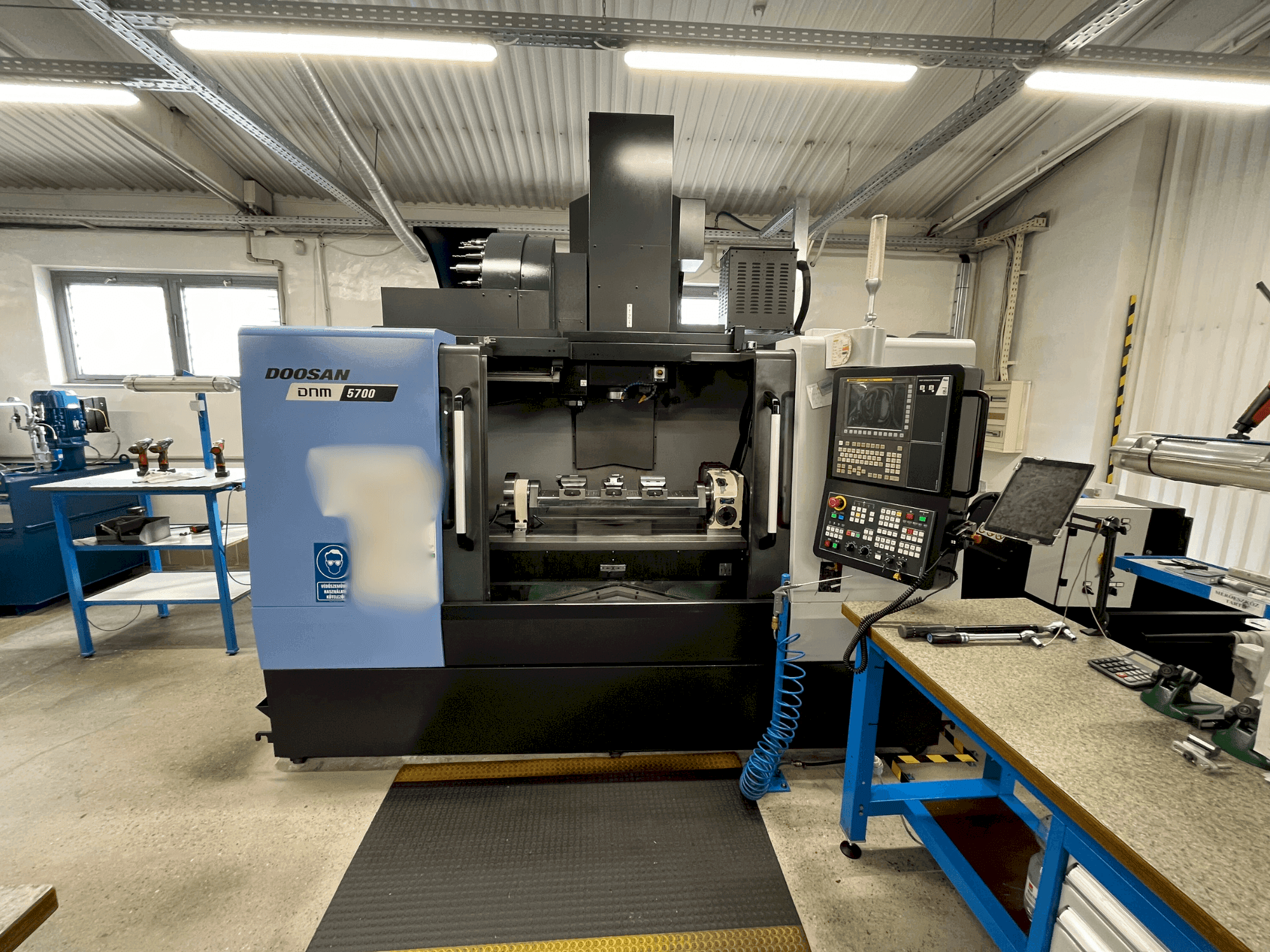 Widok z przodu maszyny DOOSAN DNM 5700