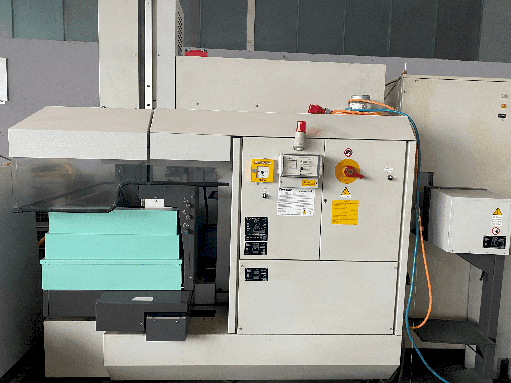 Widok z przodu maszyny AGIE Agietron Integral 2