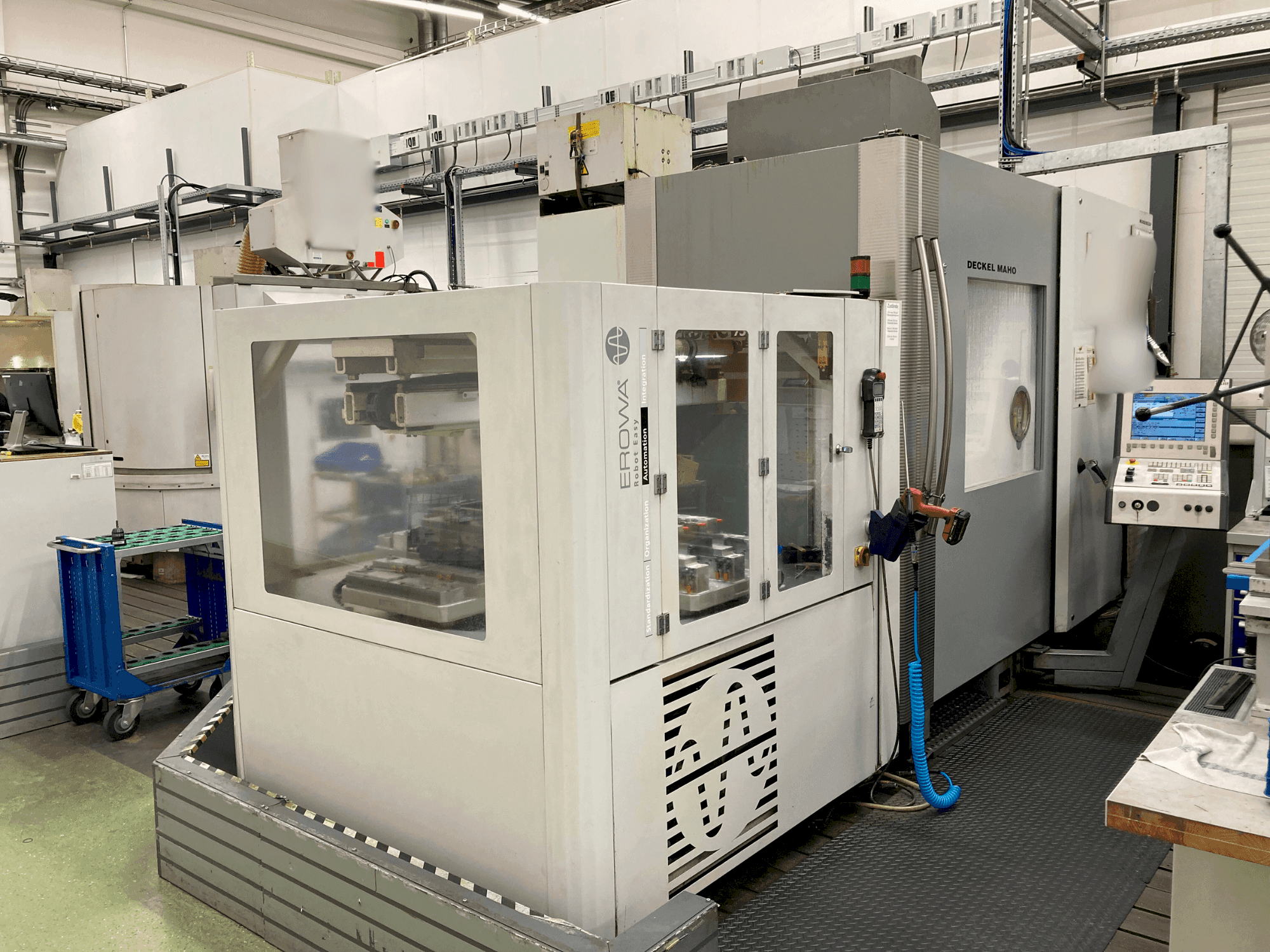 Widok z przodu maszyny DECKEL DMC 75V linear