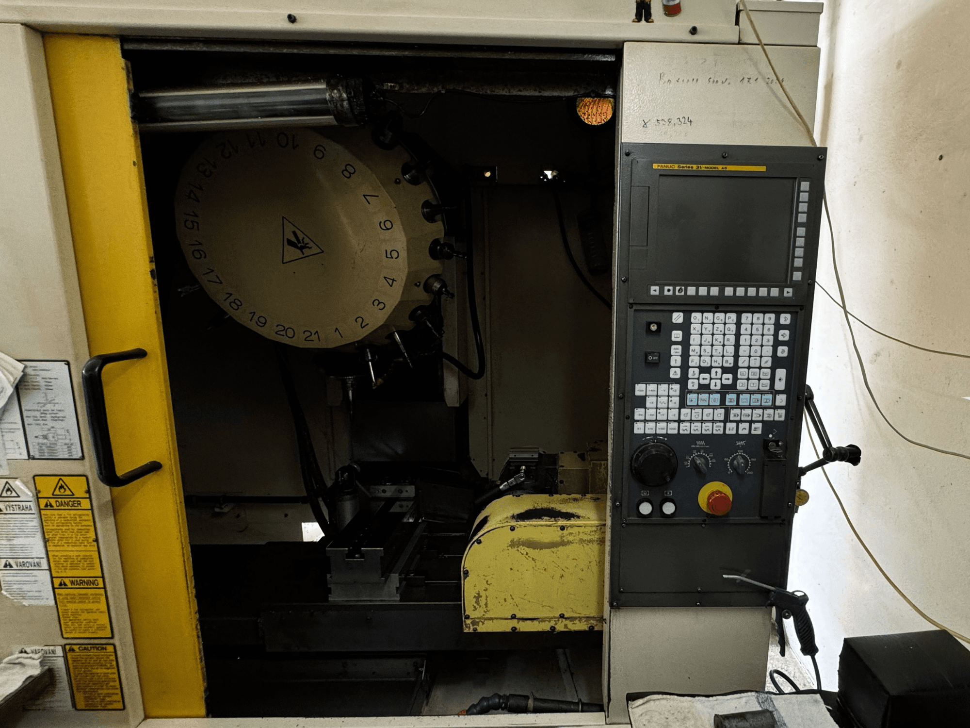 Pionowe centrum obróbcze FANUC Robodrill alpha-T21iFL, widok z przodu przedstawiający panel sterowania i magazyn narzędzi.