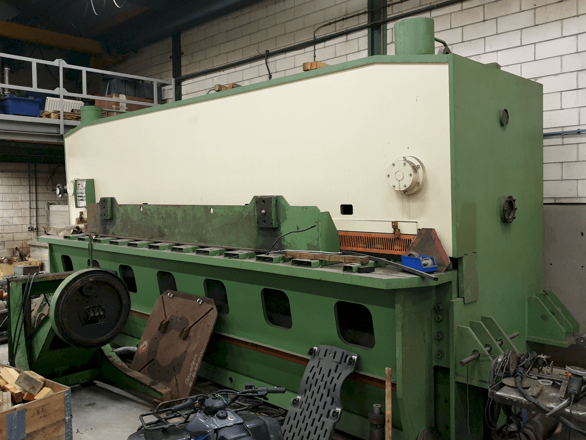 Widok z prawej maszyny LVD MVS 62/16