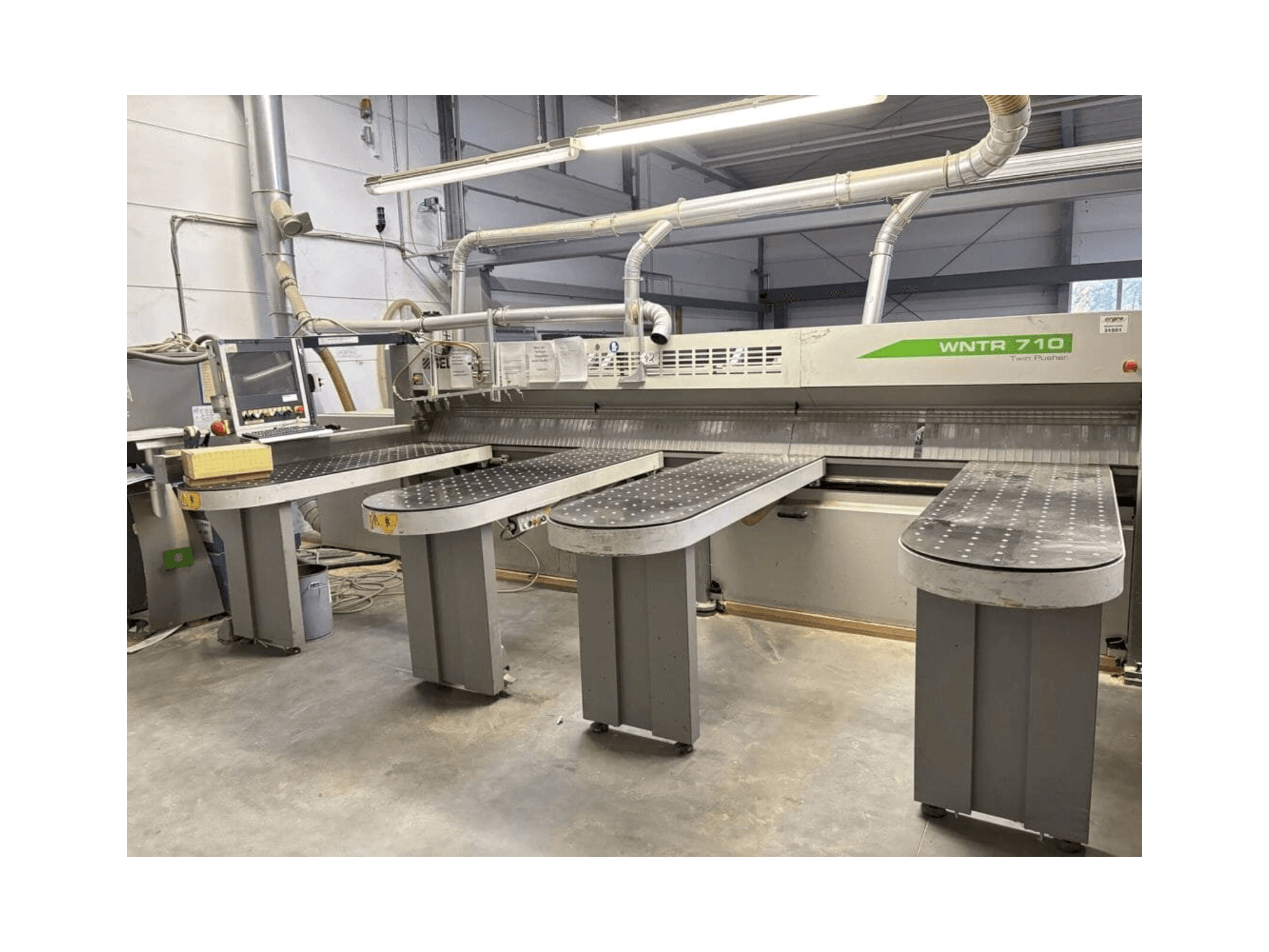 Widok z przodu maszyny SELCO WNTR 710