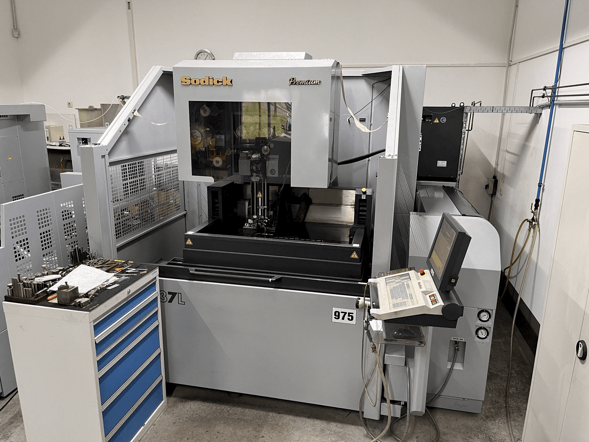 Widok z przodu maszyny Sodick AQ537L