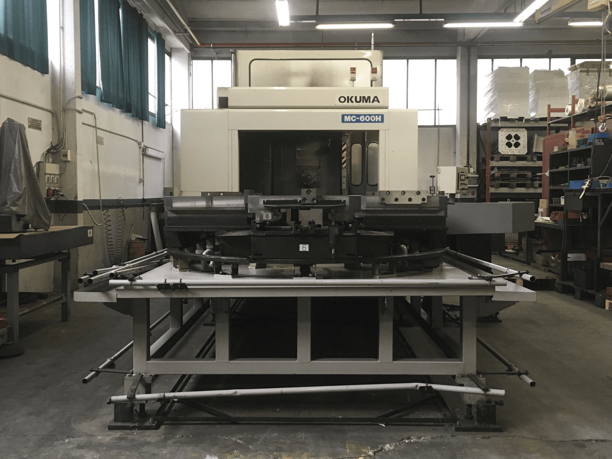 Widok z przodu maszyny Okuma MC-600H