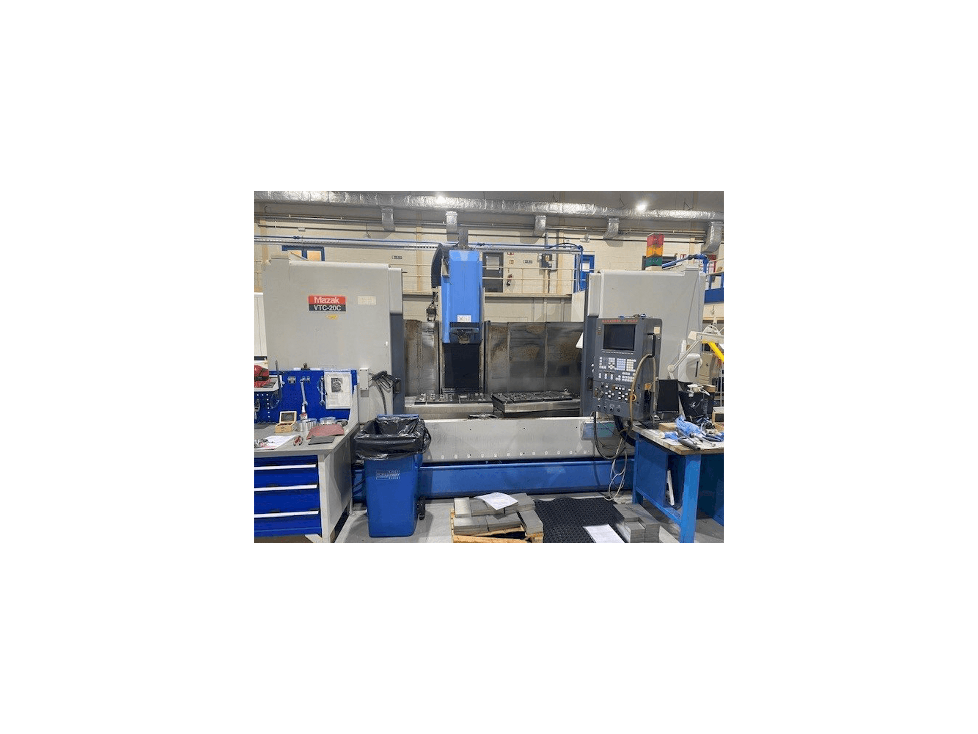 Widok z przodu maszyny Mazak VTC-20C