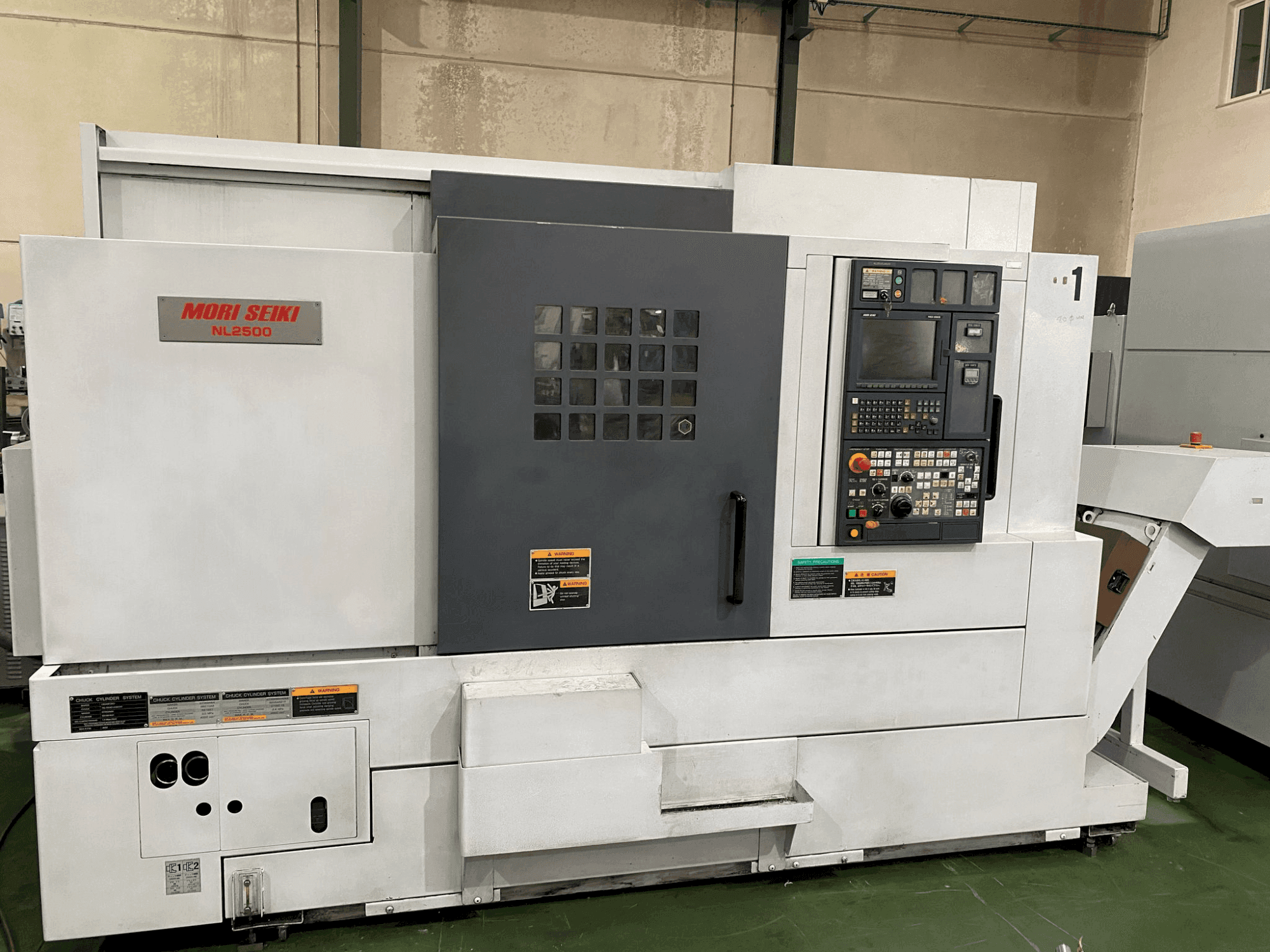 Widok z przodu maszyny MORI SEIKI NL 2500 SY (2007)