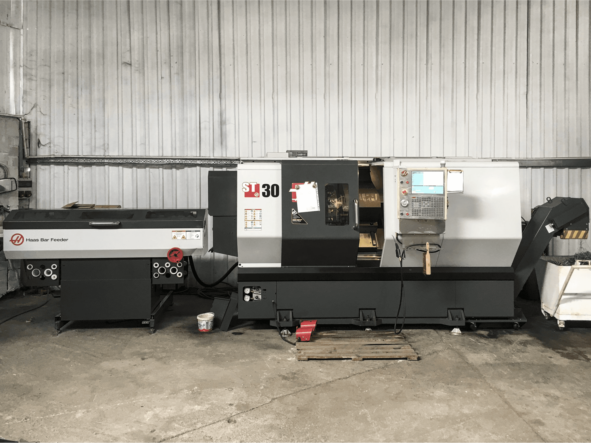 Widok z przodu maszyny HAAS ST-30