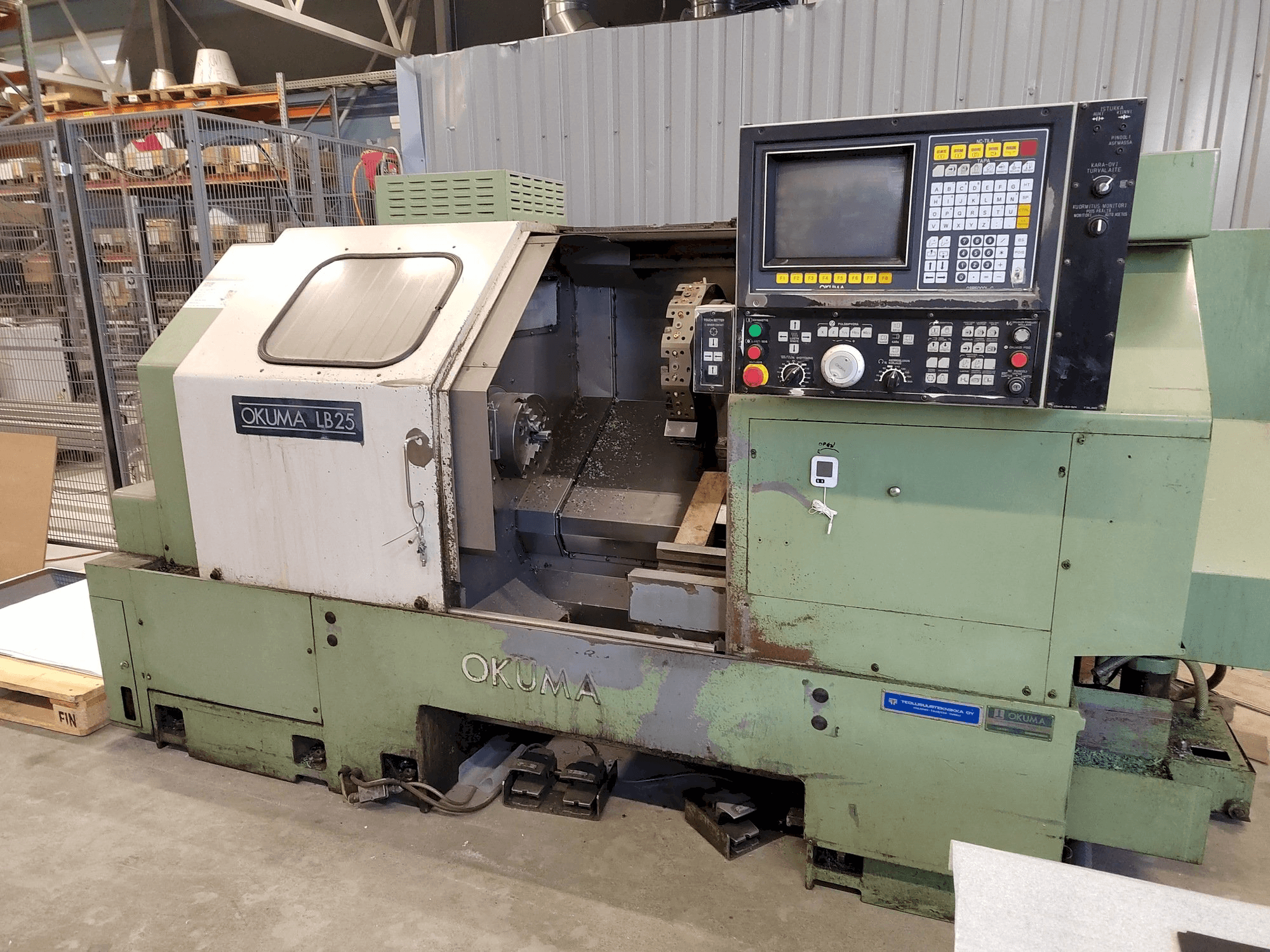 Widok z przodu maszyny Okuma LB25