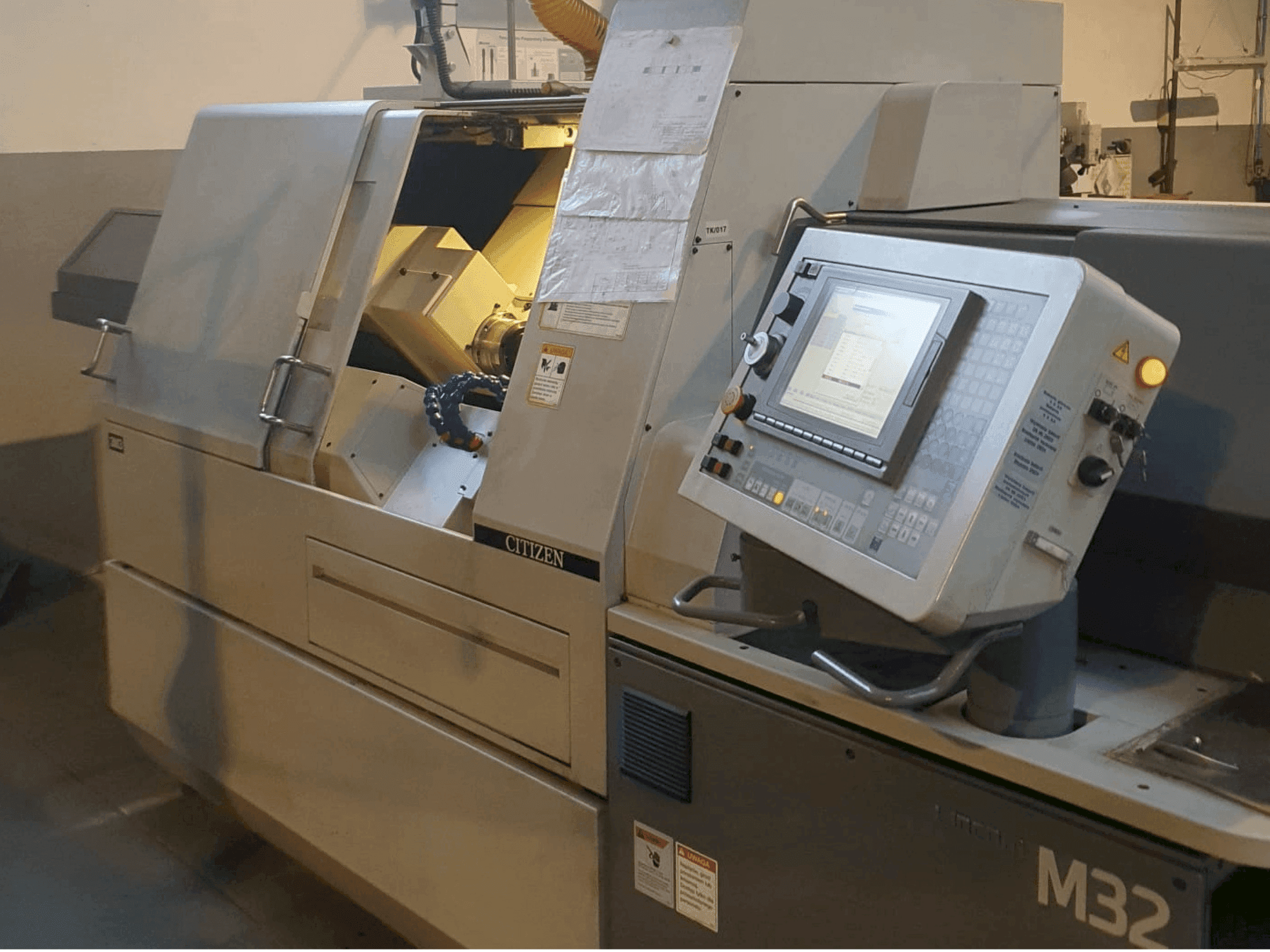 Widok z przodu maszyny Citizen M32 III