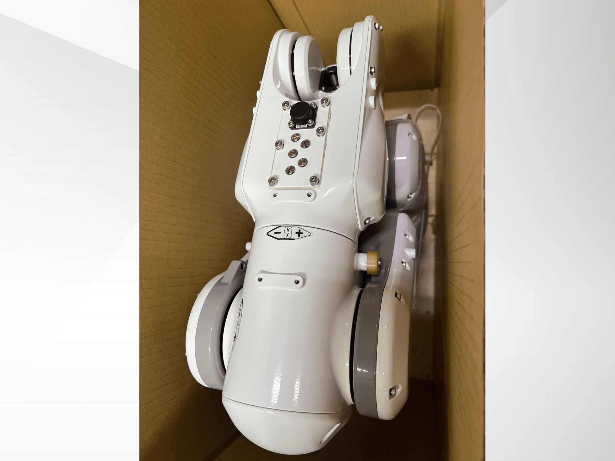 Ramię robota NACHI MZ04D widziane od góry, prezentujące elegancką białą konstrukcję i panel sterowania z przyciskami i wskaźnikami.