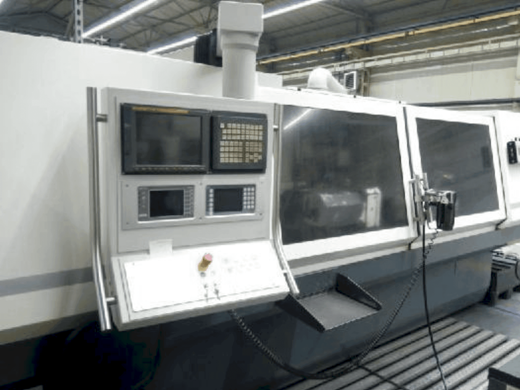 Widok z przodu maszyny STUDER S40 CNC
