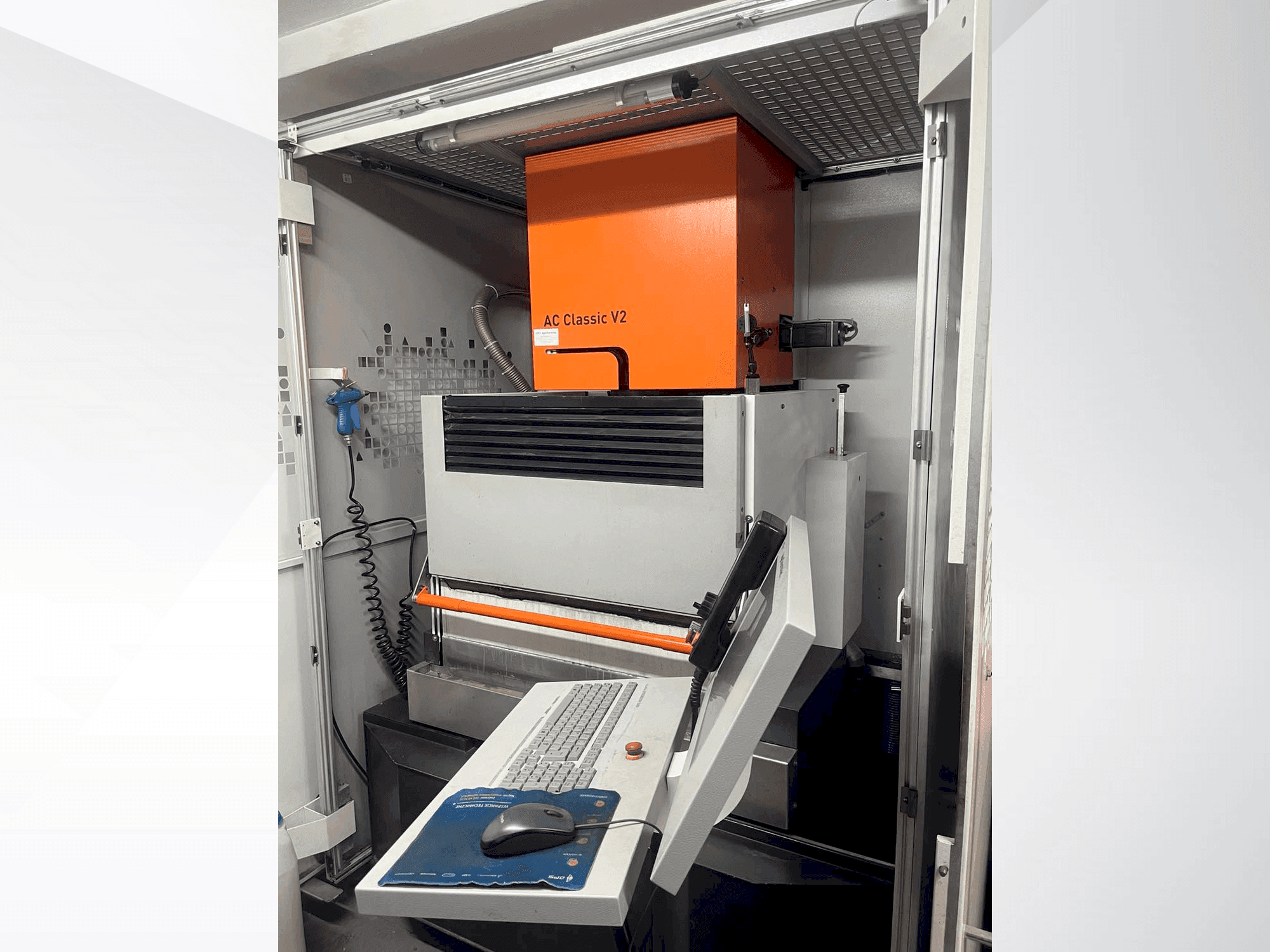 Widok z przodu maszyny AgieCharmilles Classic V2