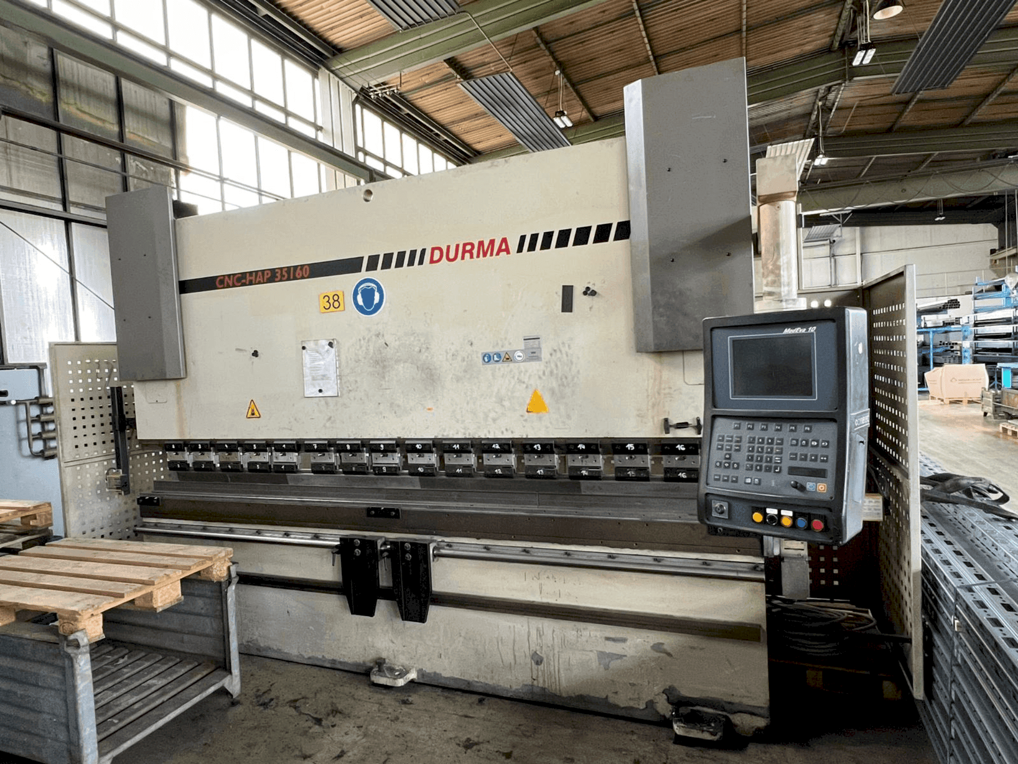 Widok z przodu maszyny Durma CNC HAP 35160