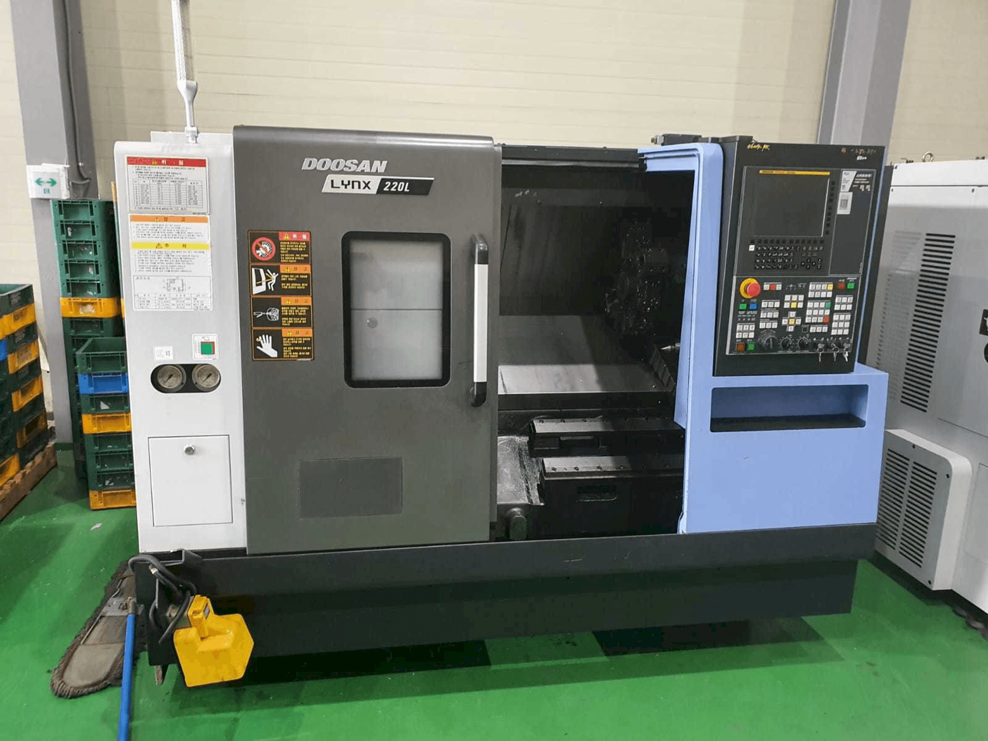 Widok z przodu maszyny Doosan LYNX 220 LC