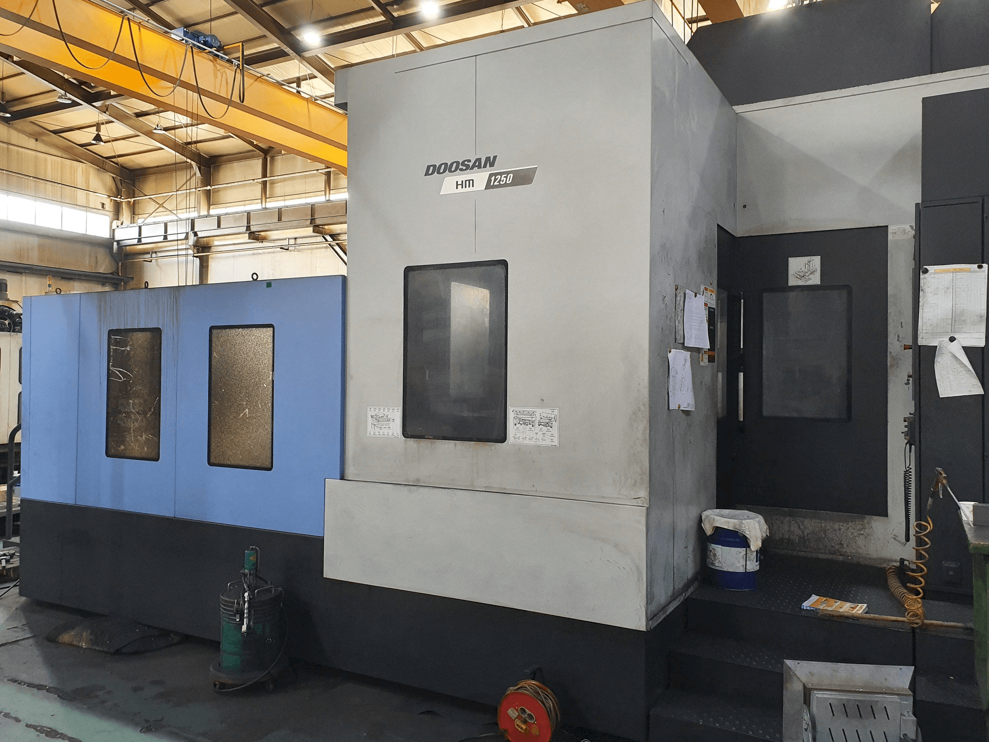 Widok z przodu maszyny Doosan HM 1250