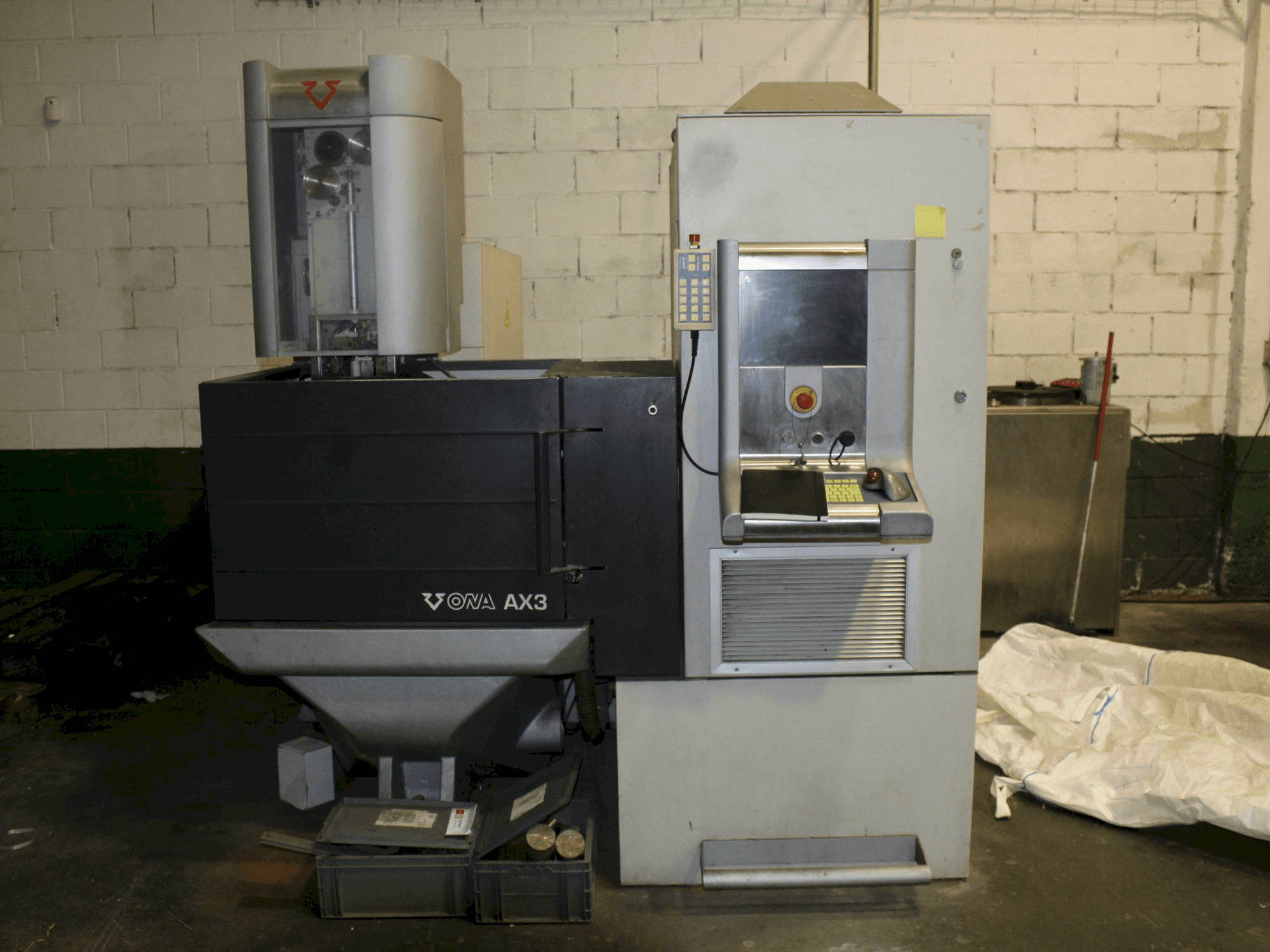 Widok z przodu maszyny ONA AX3