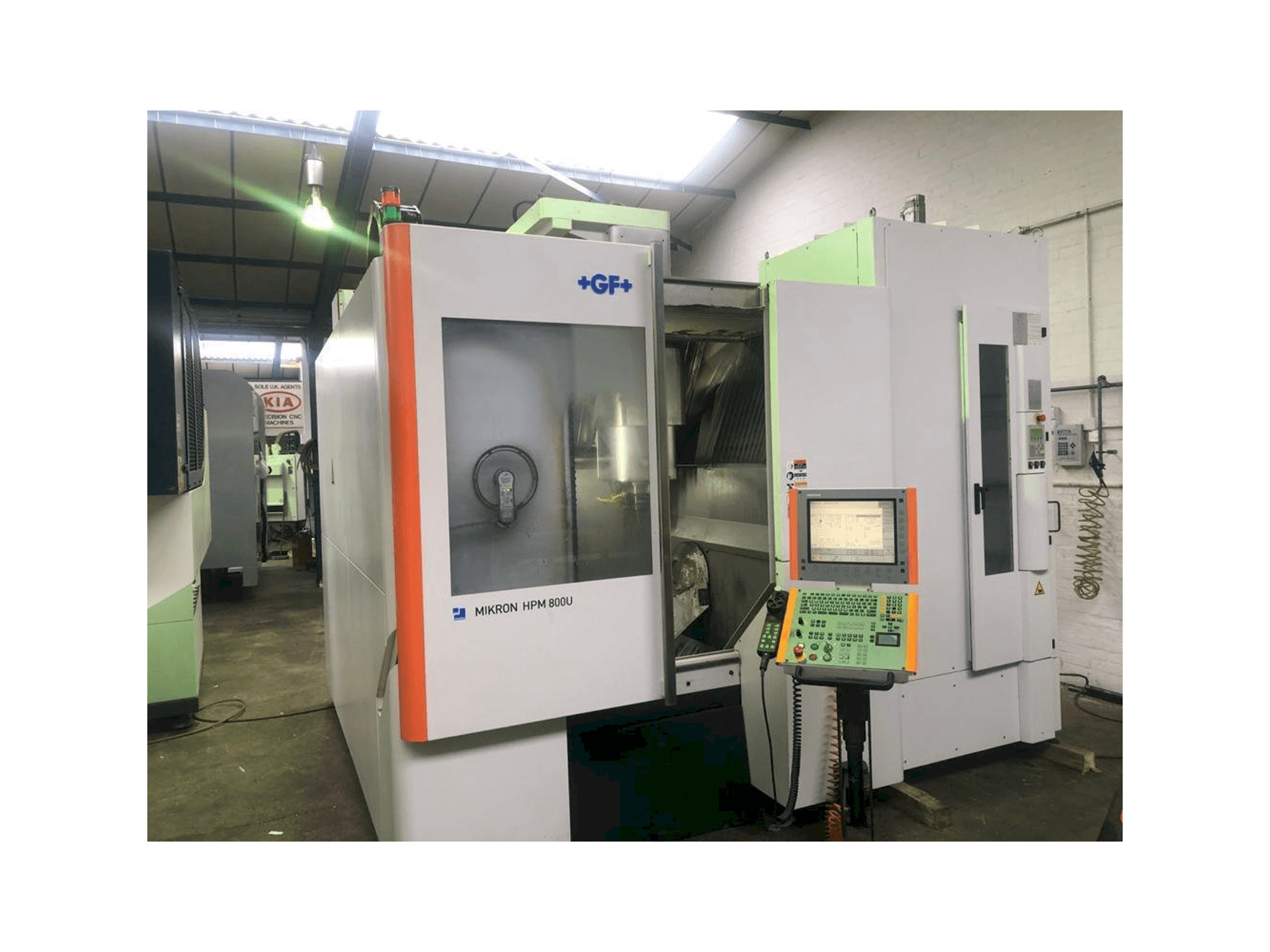 Widok z przodu maszyny MIKRON HPM 800U