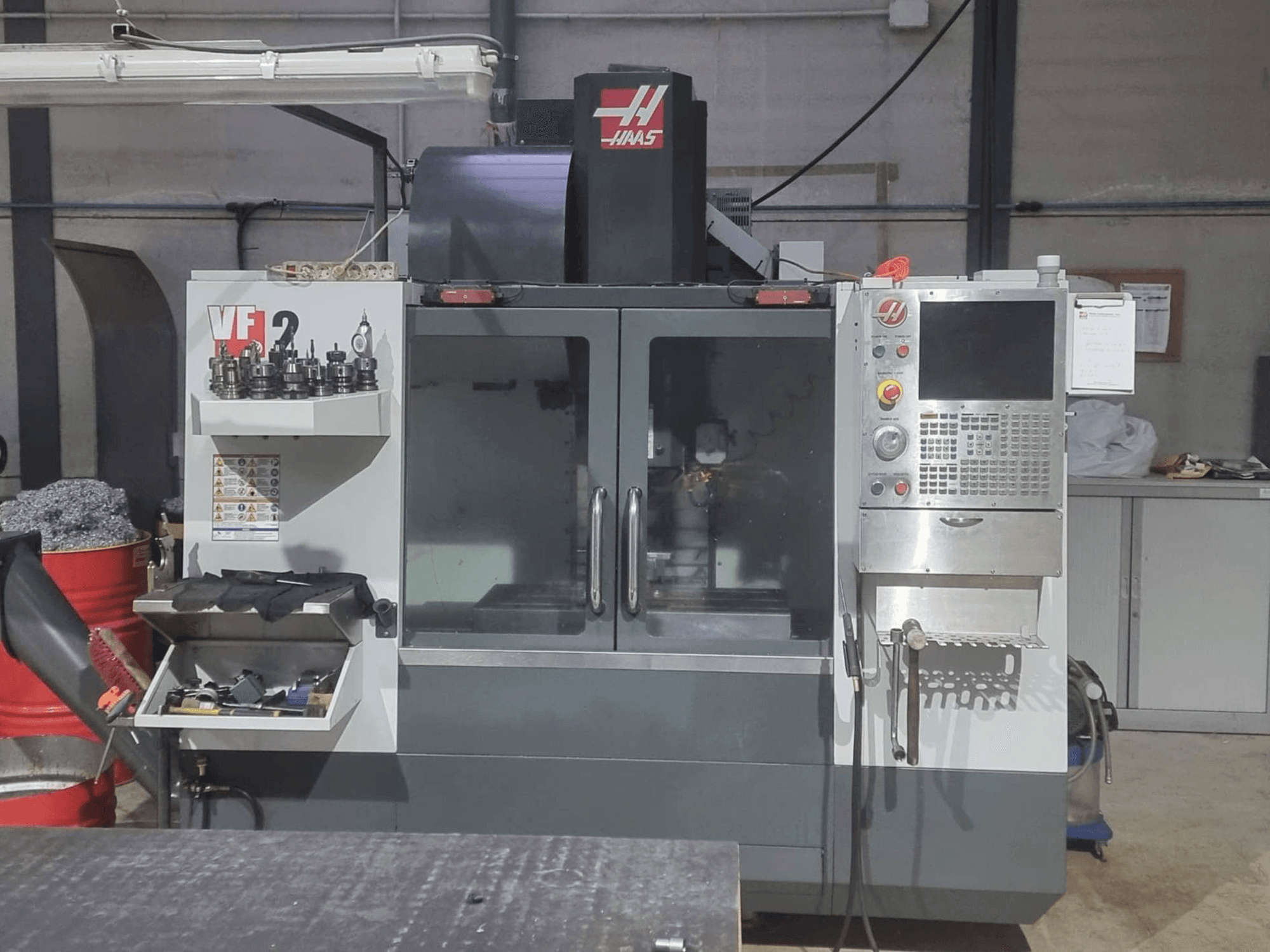 Widok z przodu maszyny HAAS VF-2