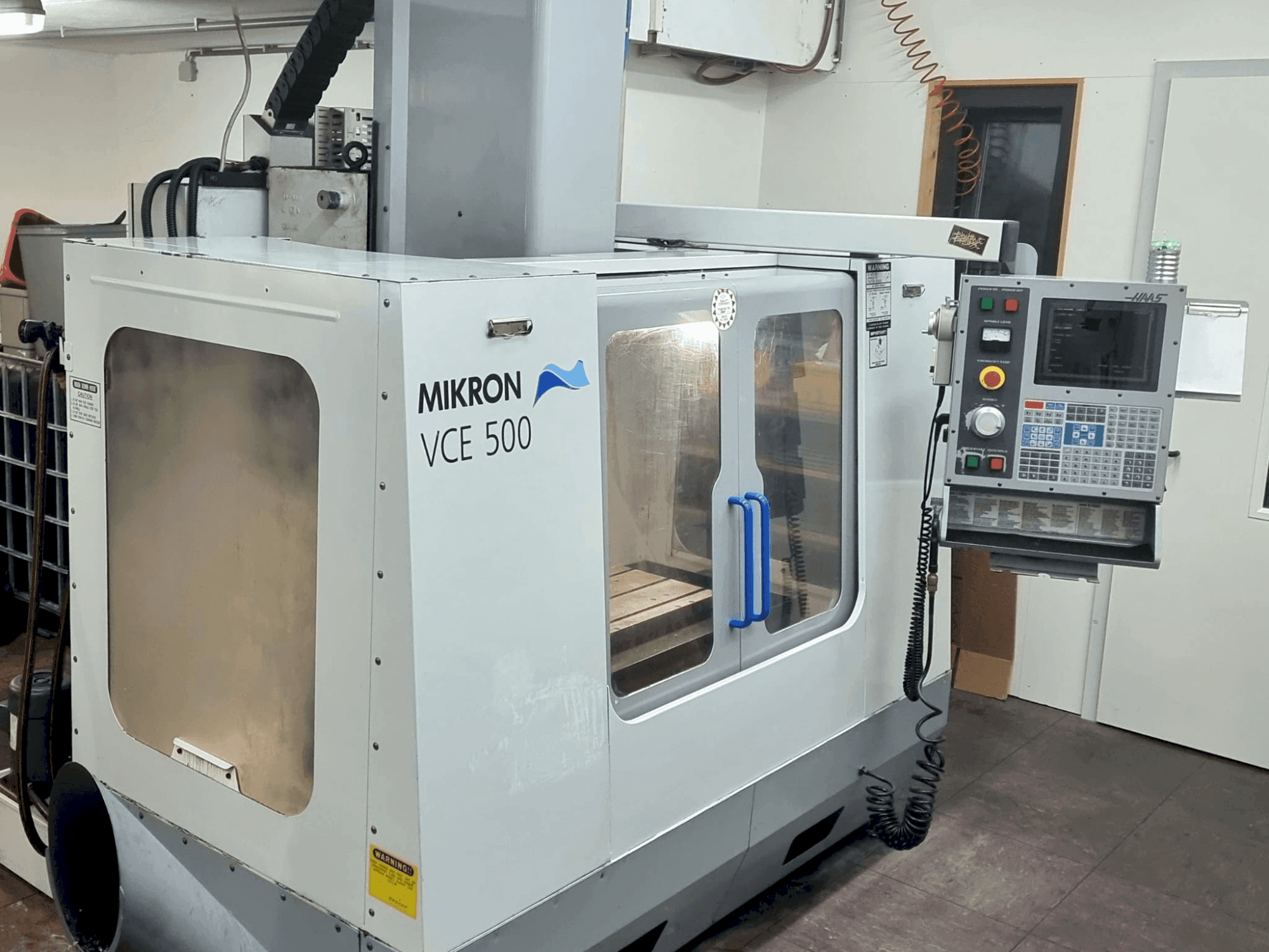 Widok z przodu maszyny HAAS VCE 550