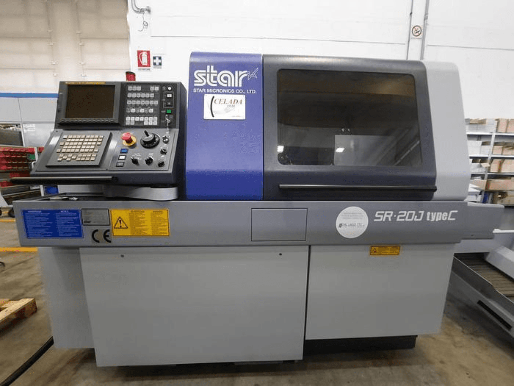 Tokarka CNC Star Micronics SR-20J typu C, widok z przodu, z panelem sterowania i wyświetlaczem, z przyciskami operacyjnymi.