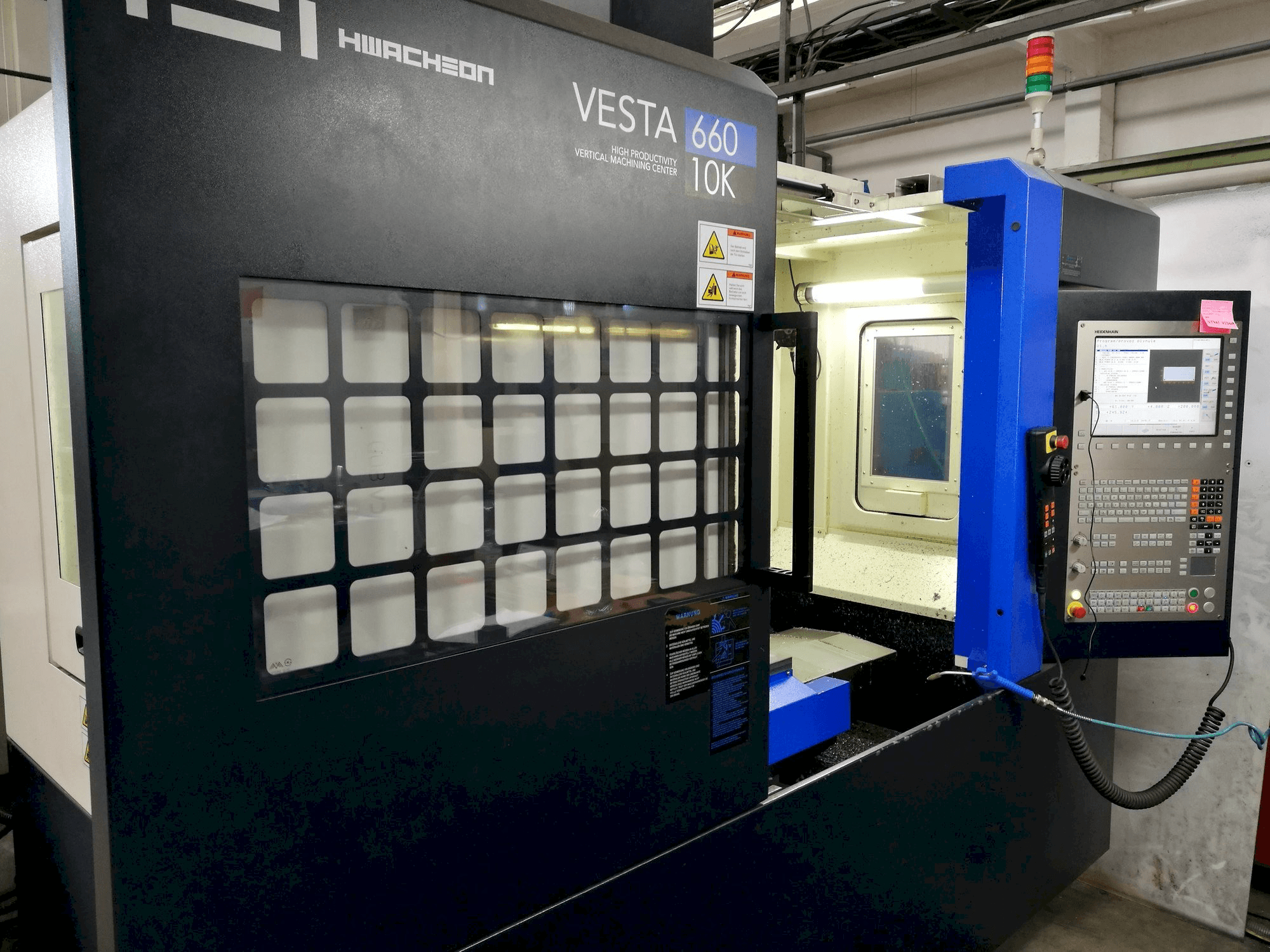 Widok z przodu maszyny HWACHEON Vesta-600