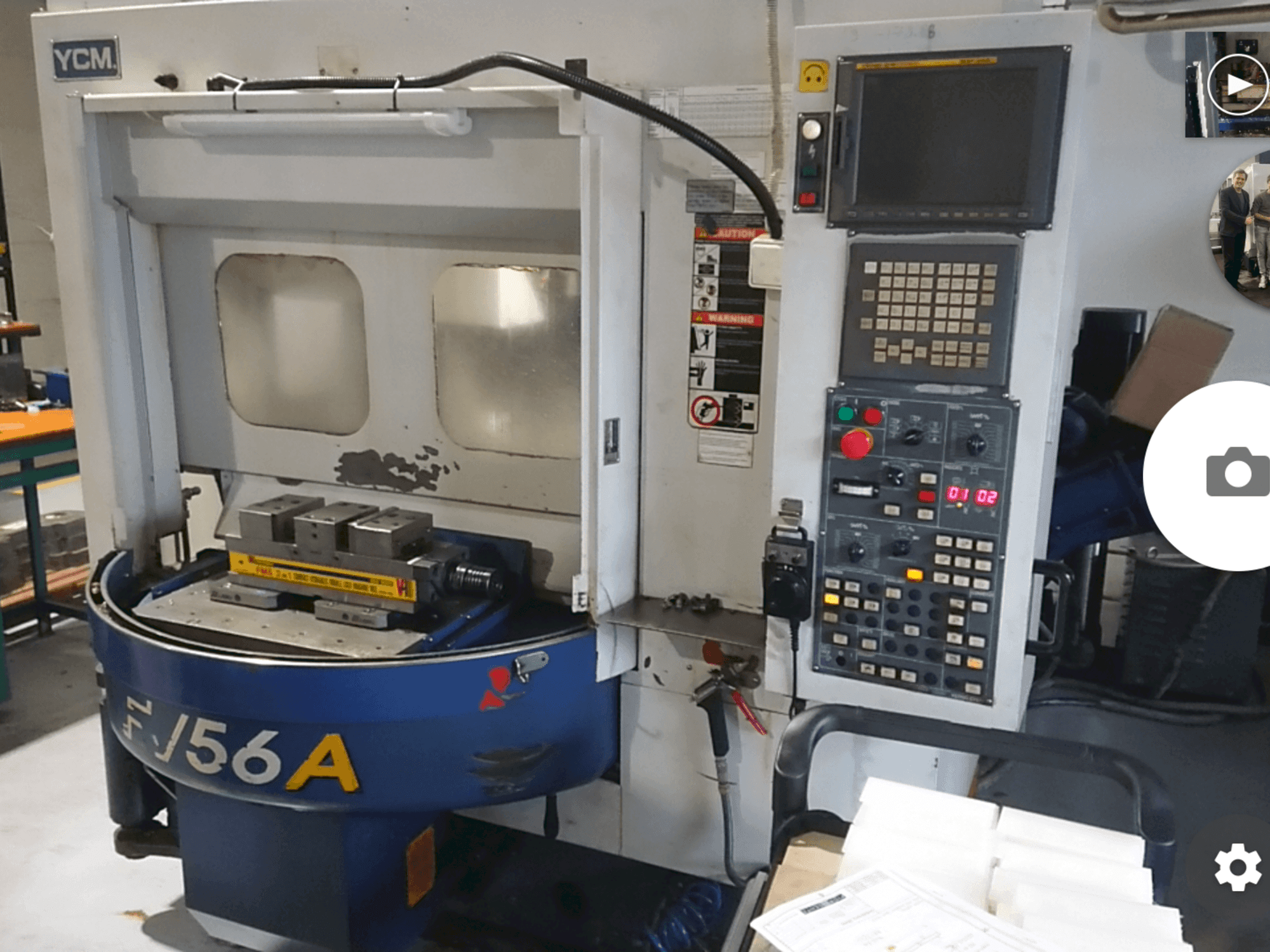 Widok z przodu maszyny YCM FV56A