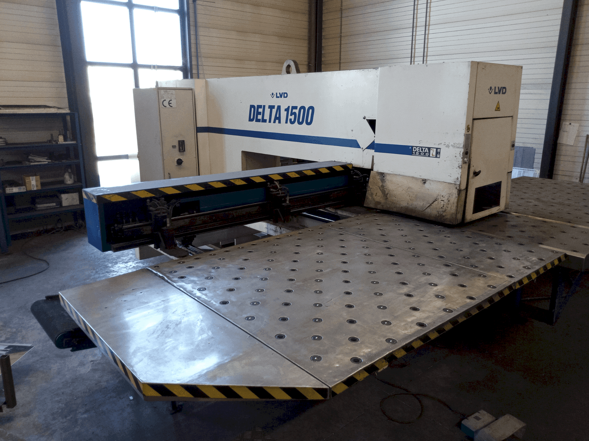 Widok z przodu maszyny LVD DELTA 1500 LB