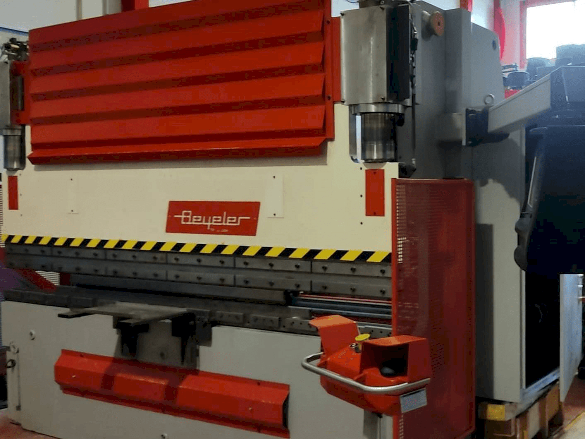 Widok z przodu maszyny BEYELER PR6 1500 x 3100