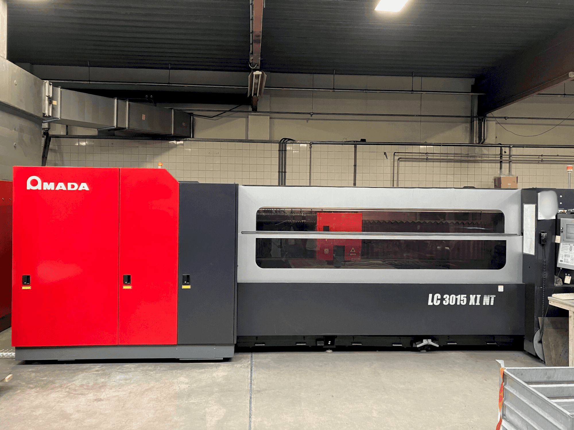 Widok z przodu maszyny AMADA LC3015X1NT 4kW Co2