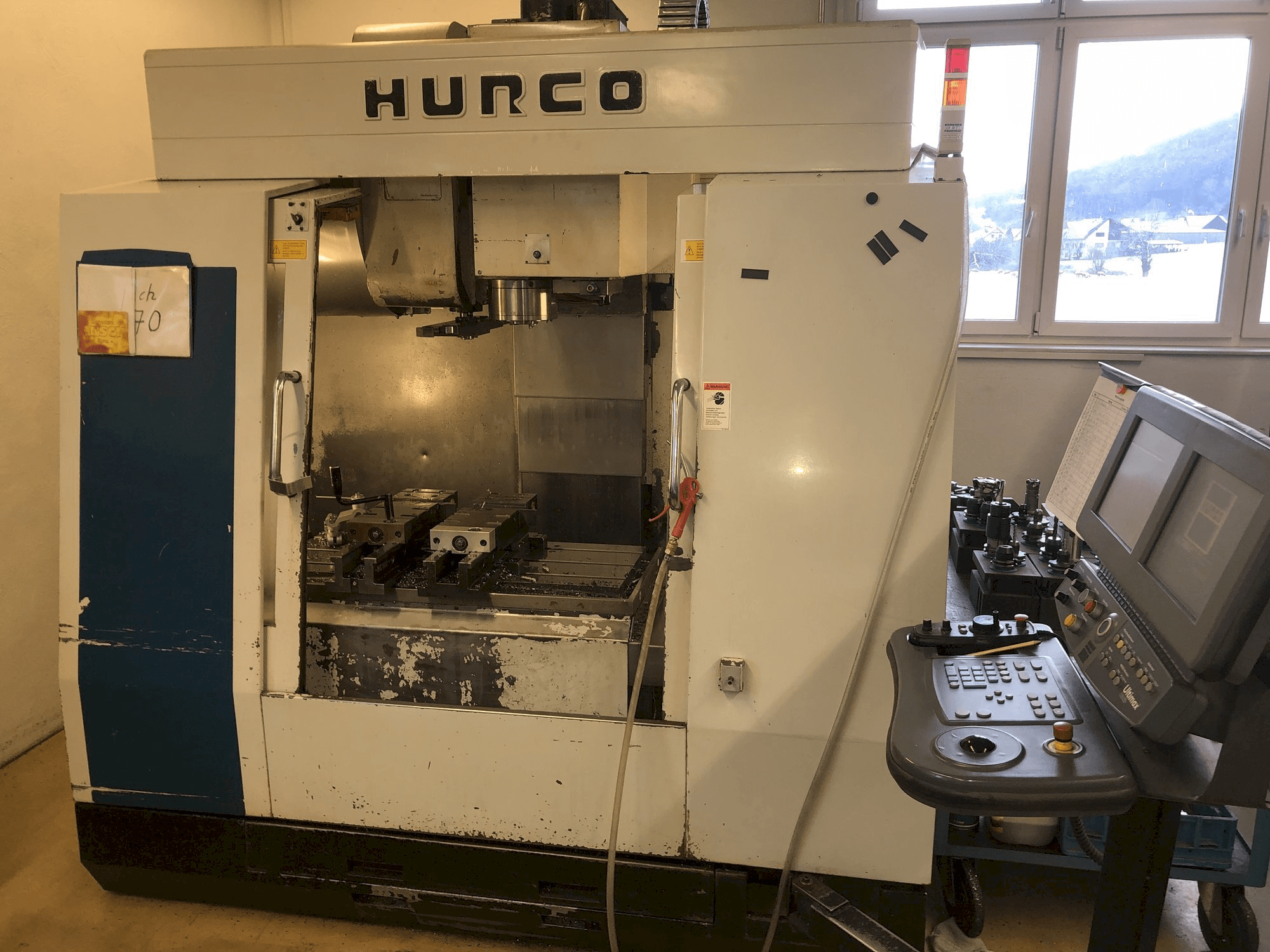 Widok z przodu maszyny Hurco BMC 30M