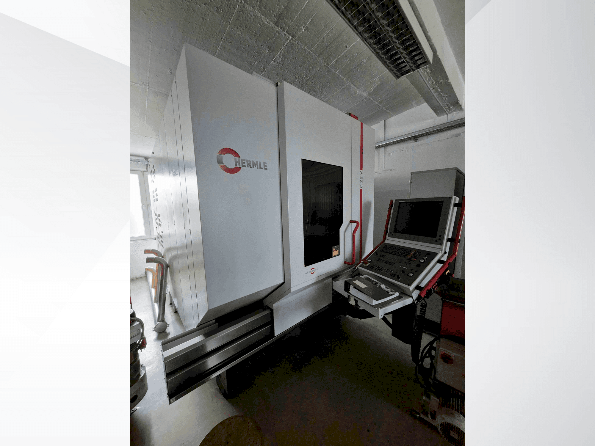 Widok z przodu maszyny HERMLE C22 V
