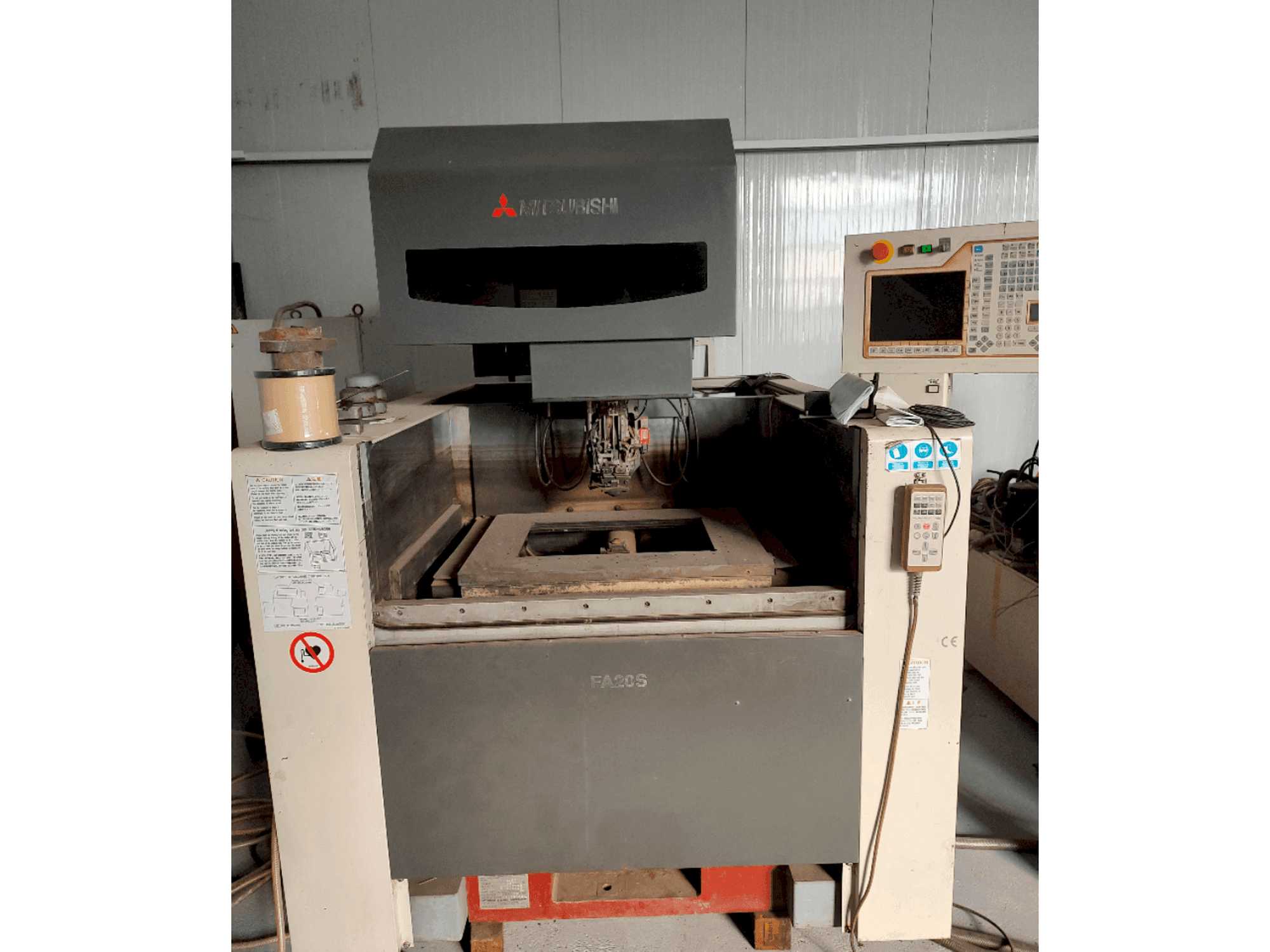 Widok z przodu maszyny Mitsubishi FA20SM