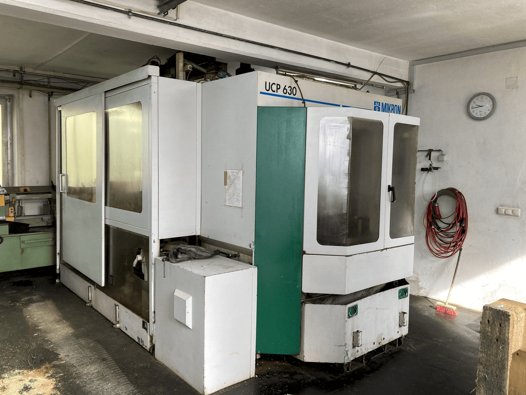 Widok z przodu maszyny MIKRON UCP 630