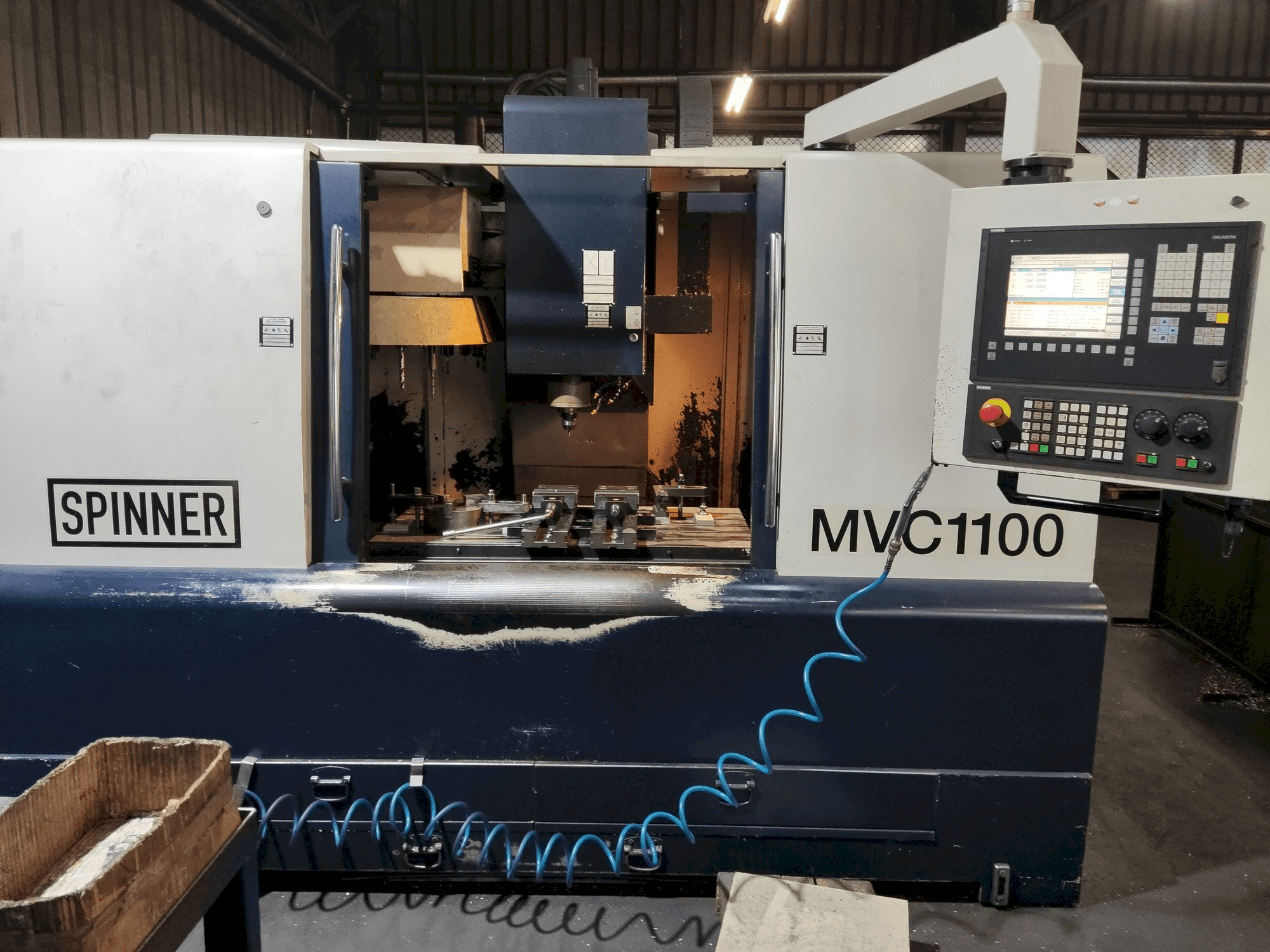 Widok z przodu maszyny SPINNER MVC-1100