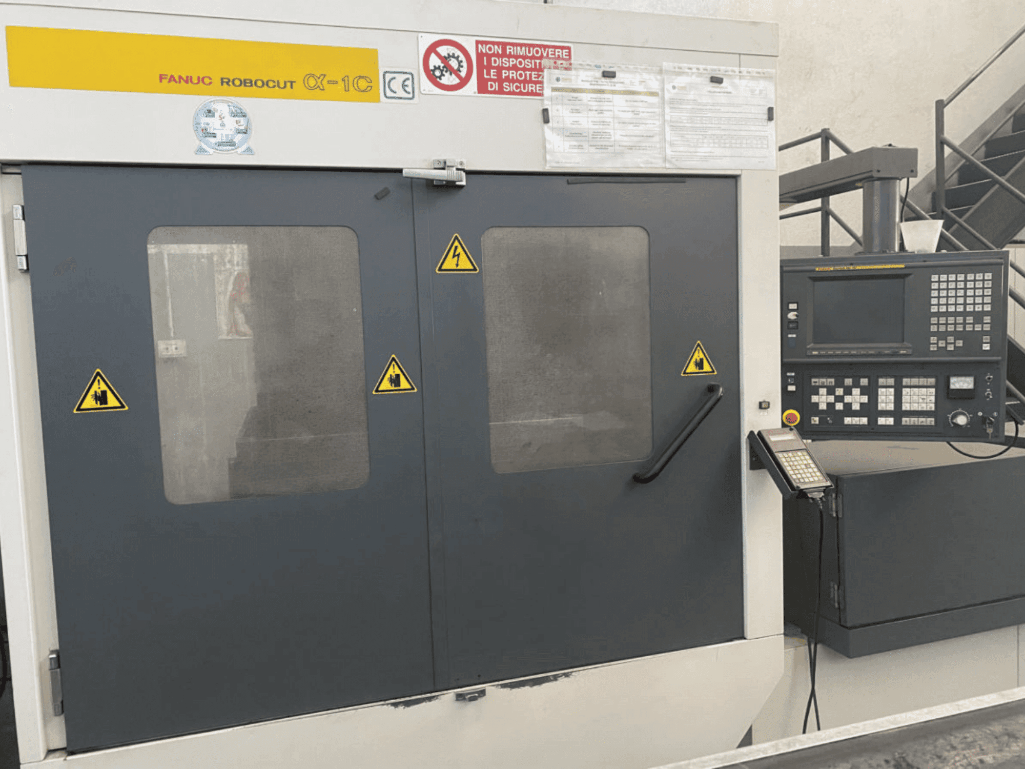 Widok z przodu maszyny FANUC Robocut alpha-1C