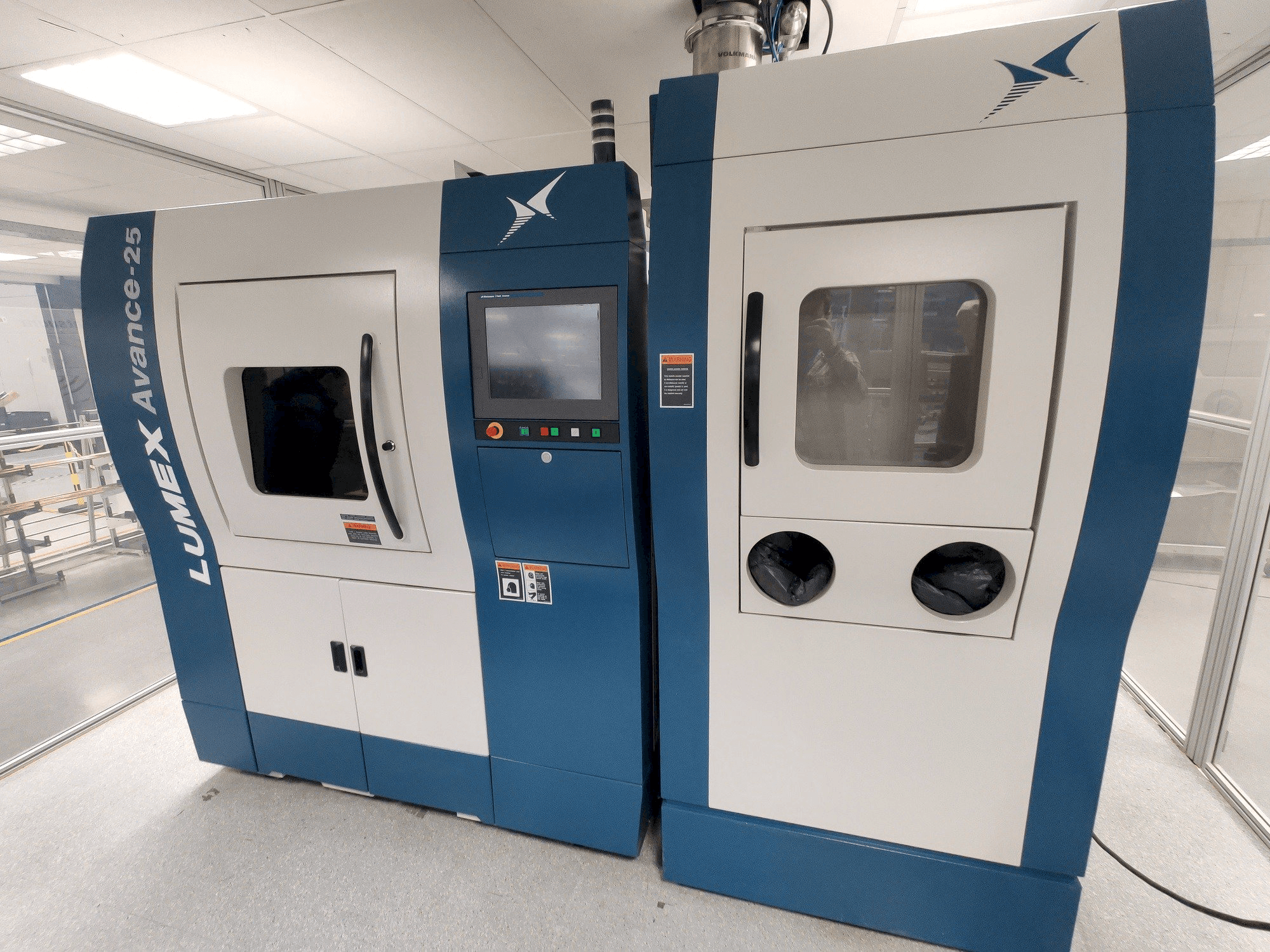 Widok z przodu maszyny Matsuura Lumex Avance-25