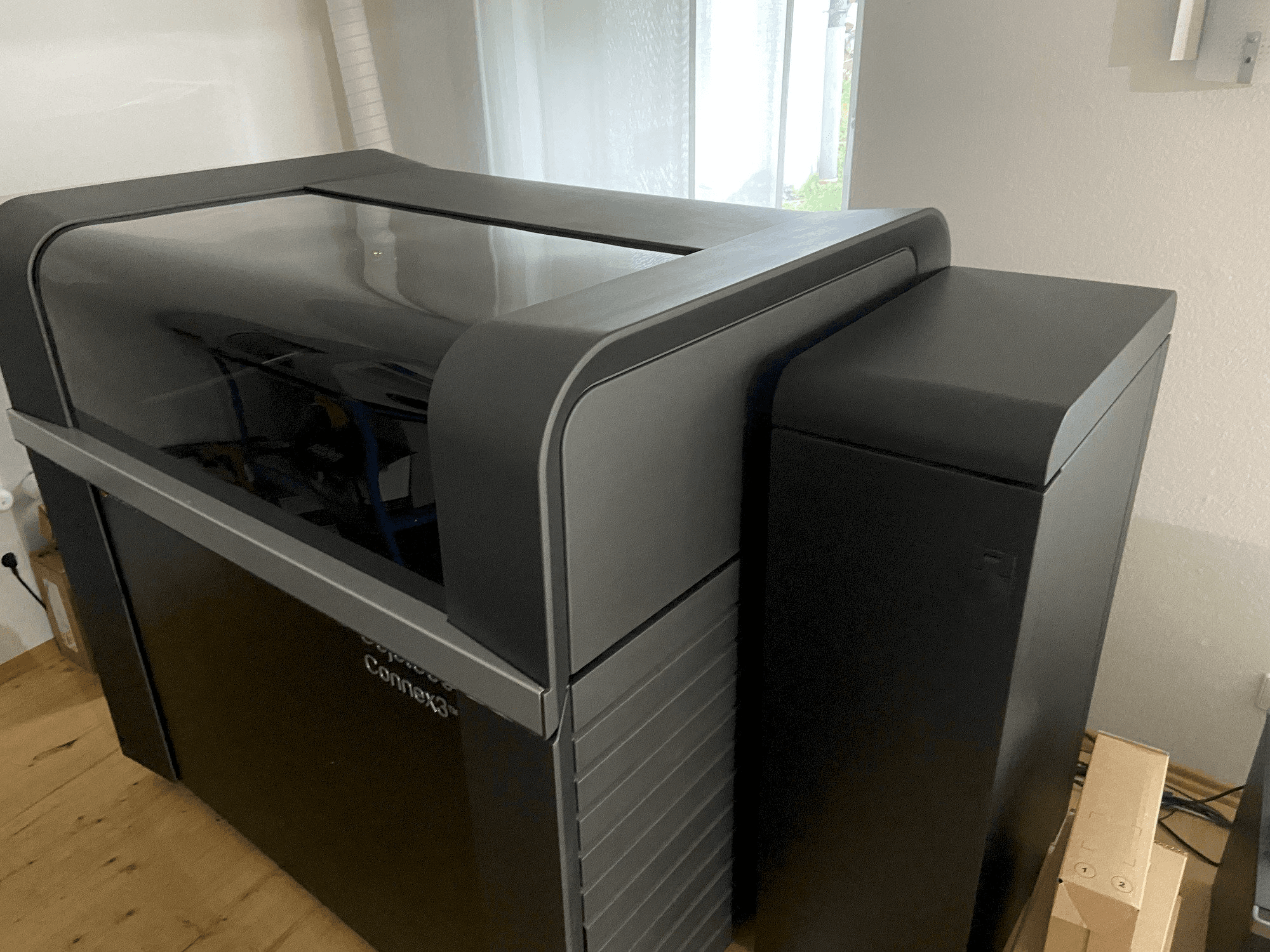 Widok z przodu maszyny Stratasys Objet500 Connex3