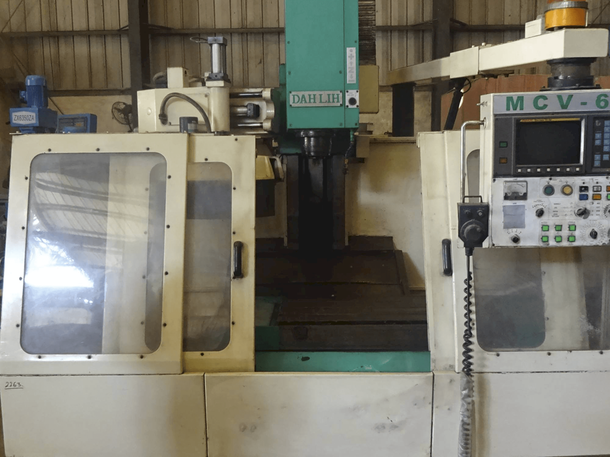 Widok z przodu maszyny DAH LIH DL-MCV 610