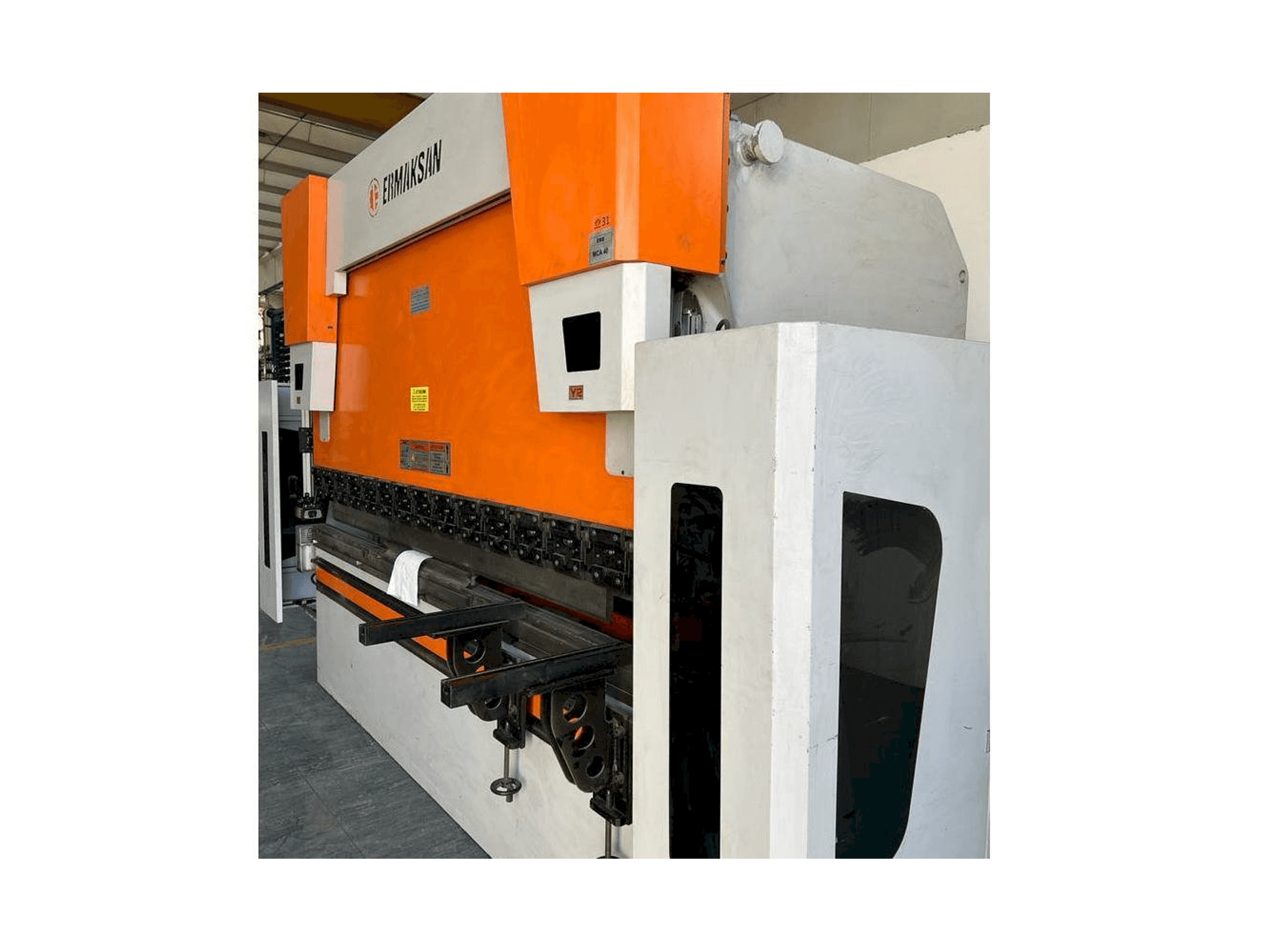 Widok z przodu maszyny ERMAKSAN Speed Bend Pro 3100x175