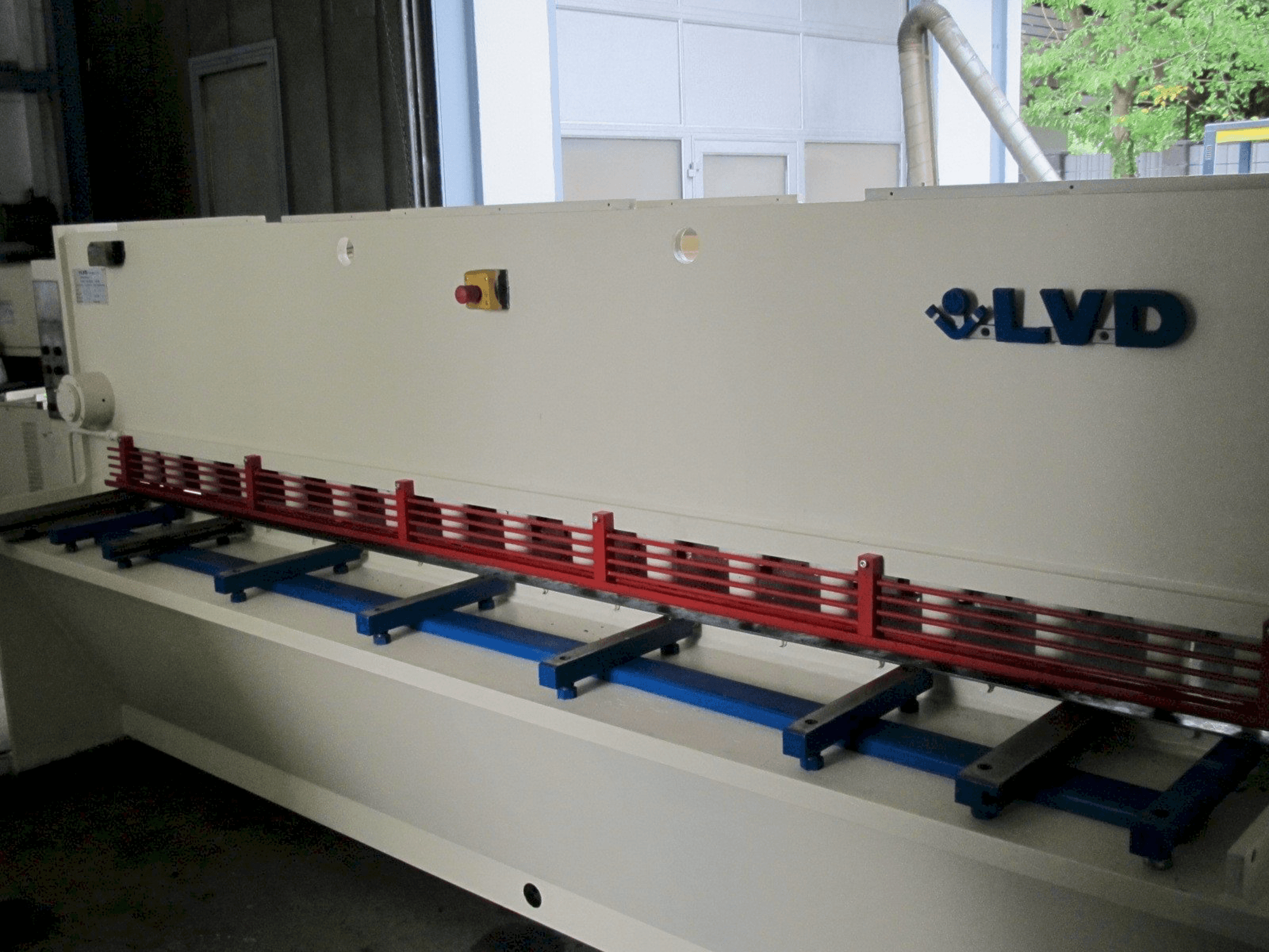 Widok z przodu maszyny LVD HST 31/6