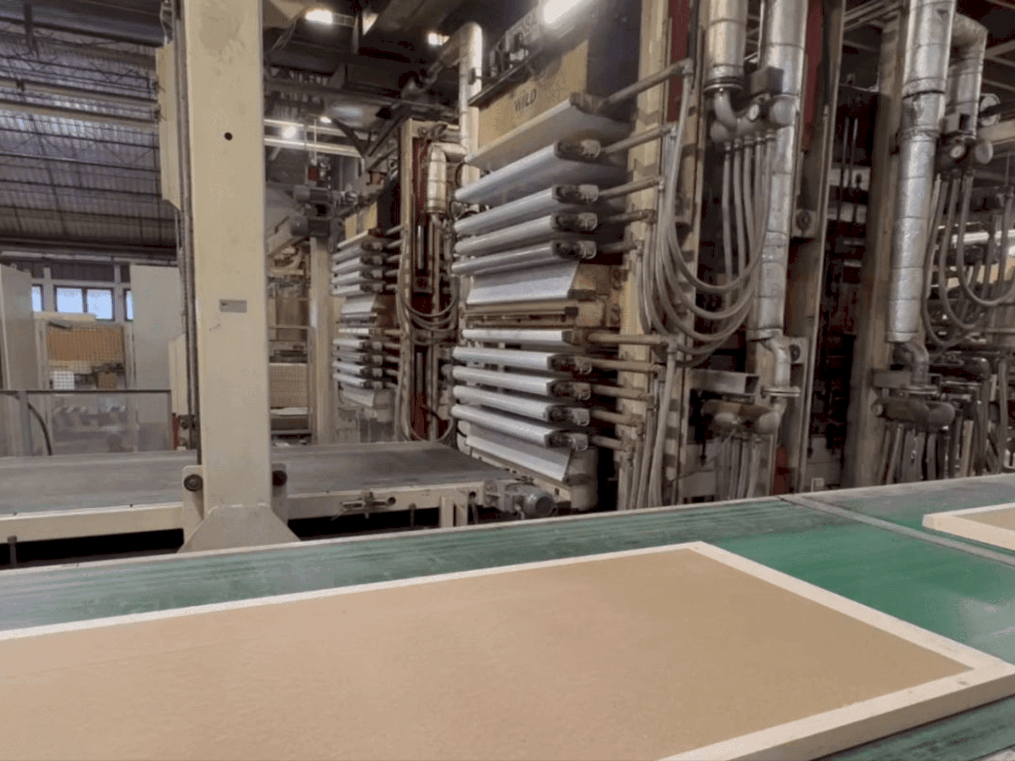 Widok z przodu maszyny WILD Door leaf press line