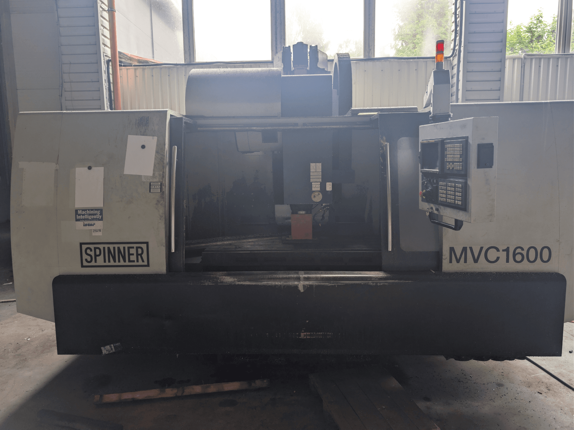 Pionowe centrum obróbcze SPINNER MVC-1600, widok z przodu, przedstawia panel sterowania i obszar obróbki. Nadaje się do obróbki precyzyjnej.