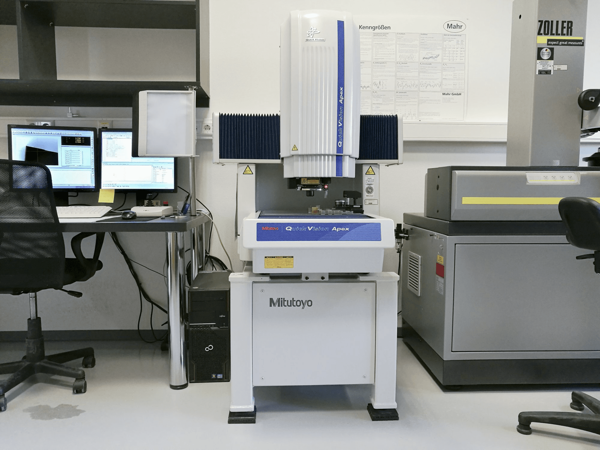 Widok z przodu maszyny Mitutoyo QVT1-X302PIL-C