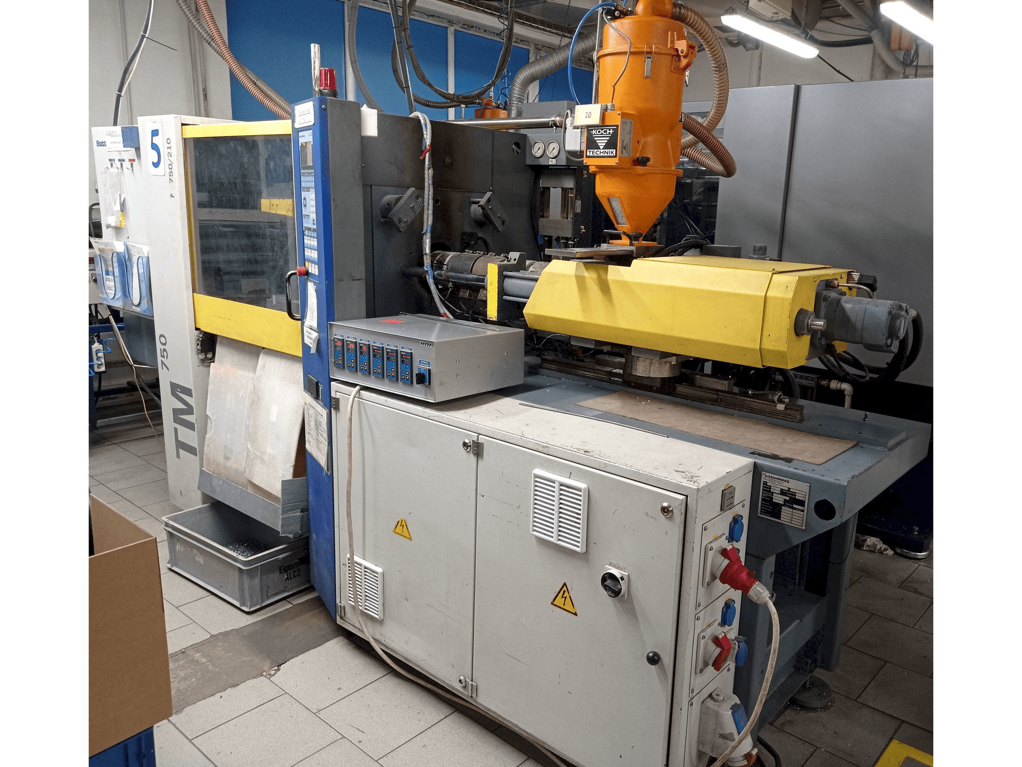 Widok z przodu maszyny Battenfeld TM 750/210