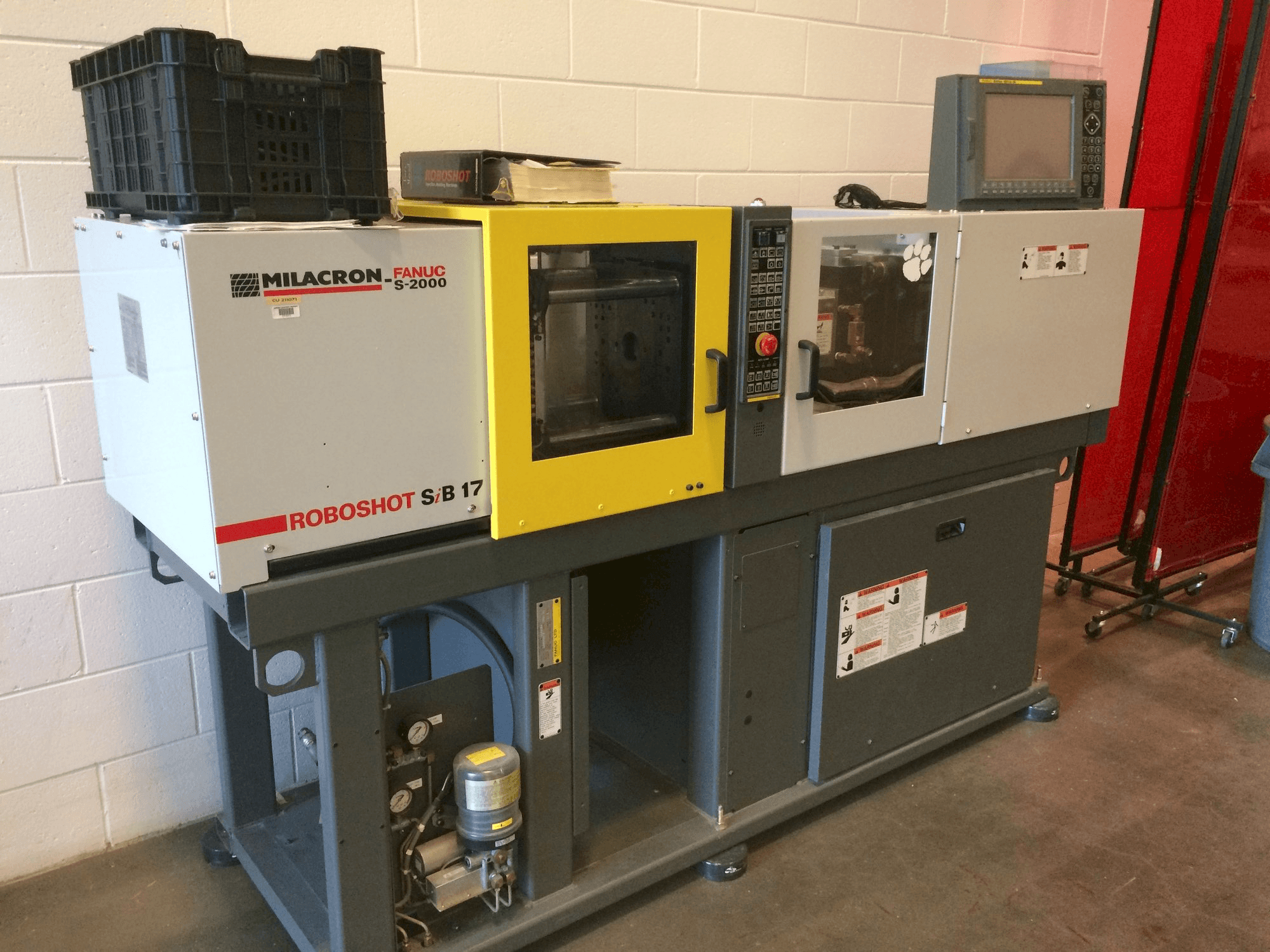 Widok z przodu maszyny Milacron Roboshot S-2000i15A