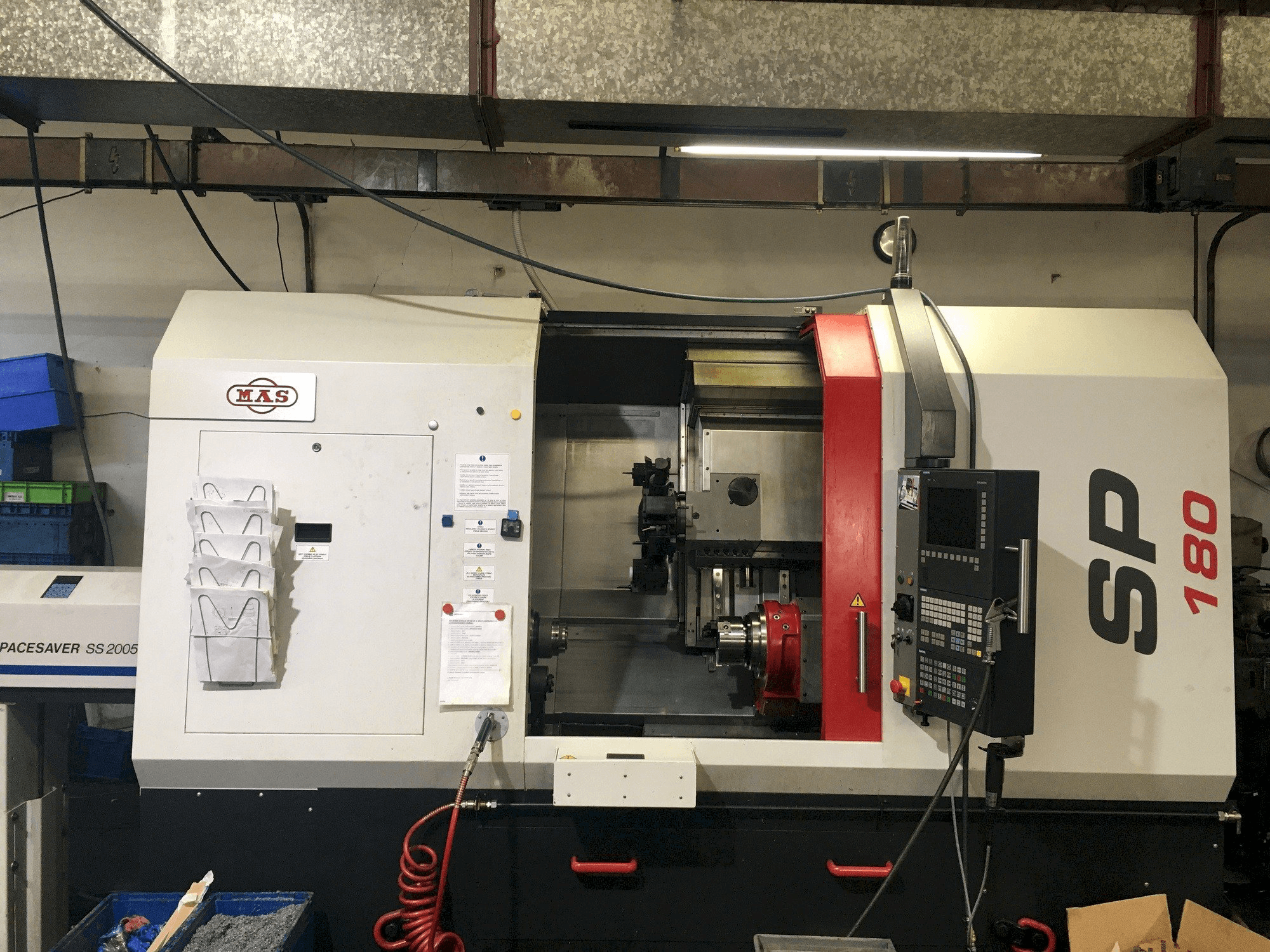 Widok z przodu maszyny KOVOSVIT MAS SP 180 SY